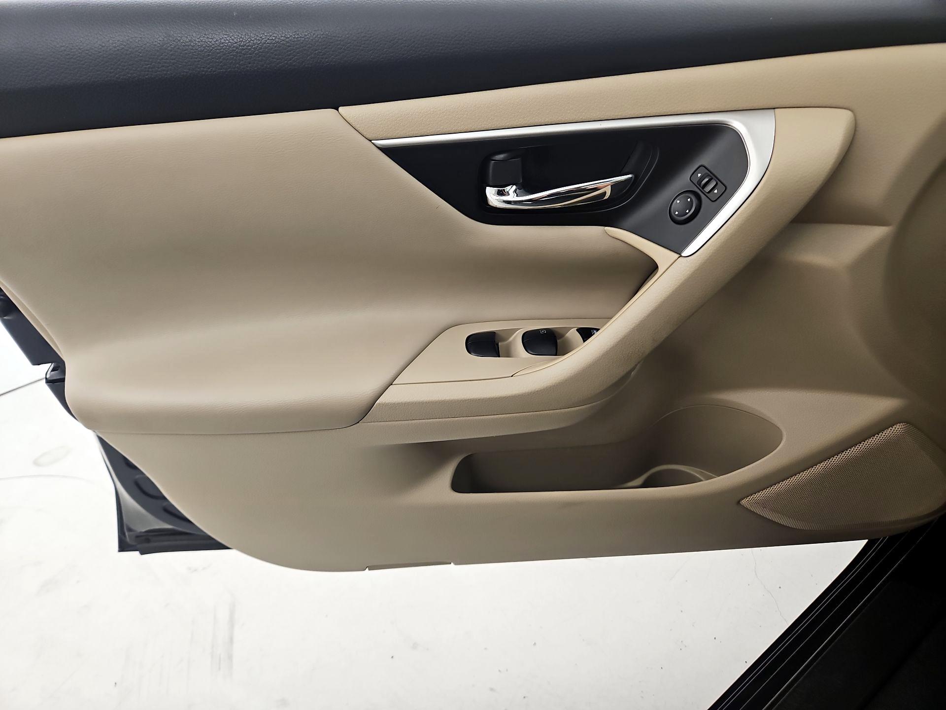 Thumbnail: 2016 Nissan Altima - 12