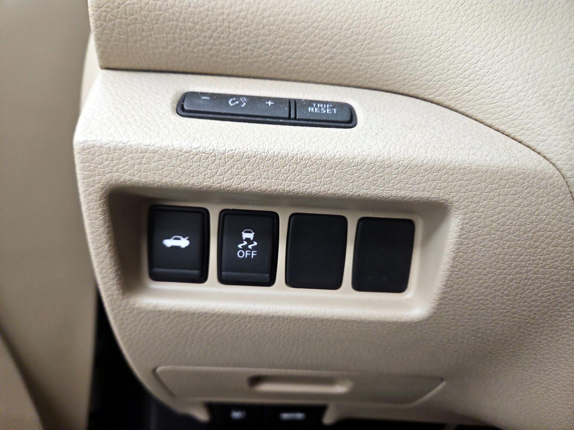 Thumbnail: 2016 Nissan Altima - 13