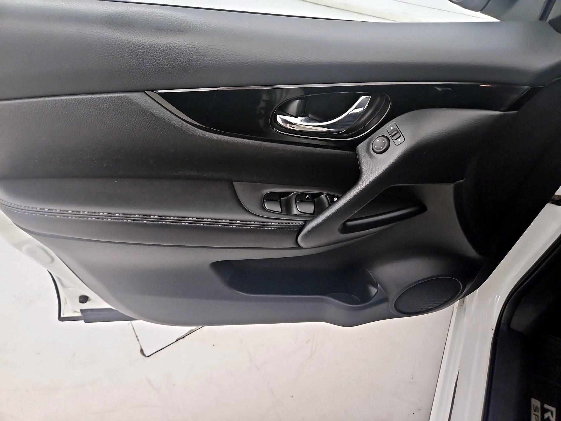 Thumbnail: 2021 Nissan Rogue Sport - 12