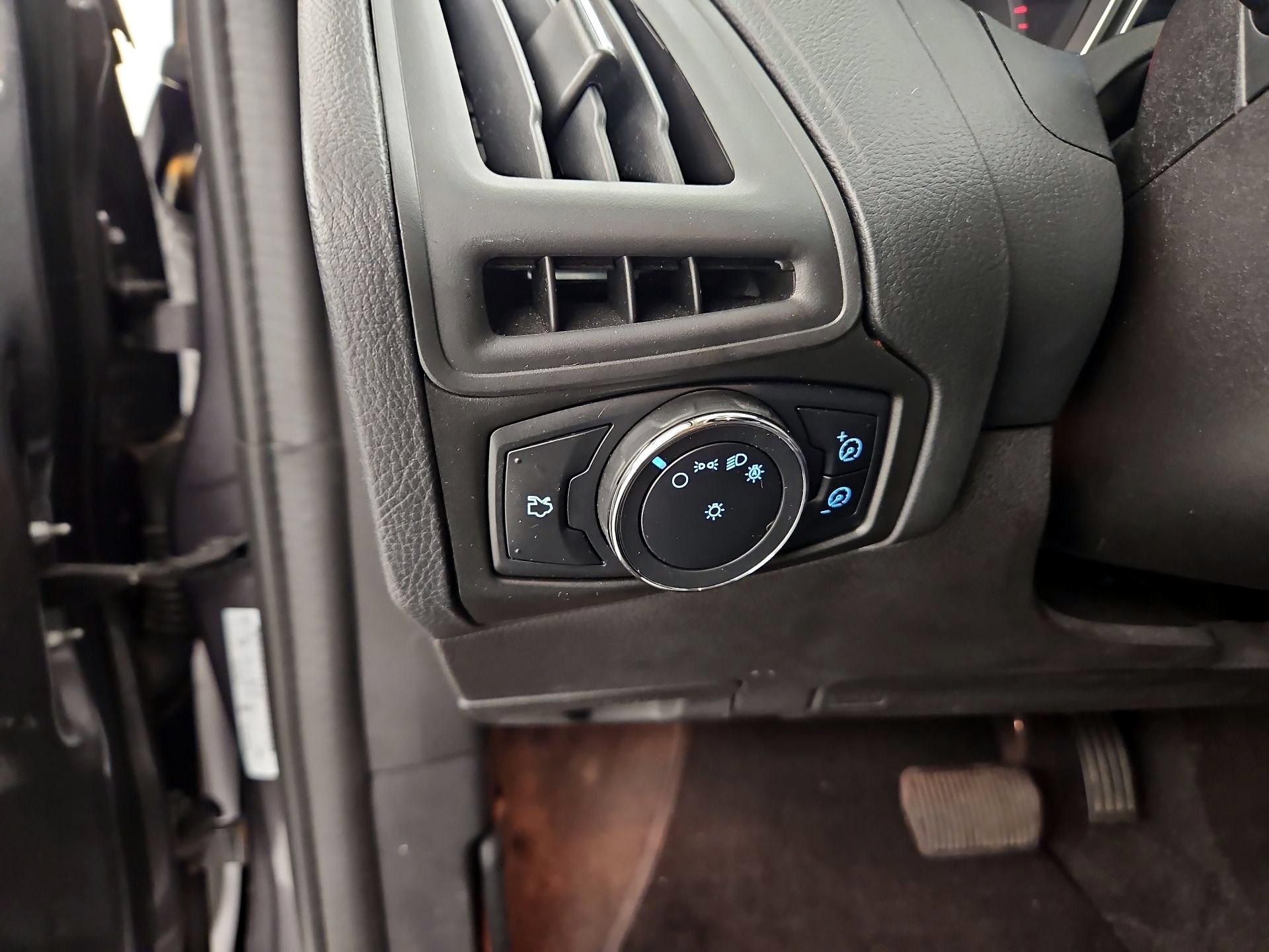Thumbnail: 2013 Ford Focus - 13