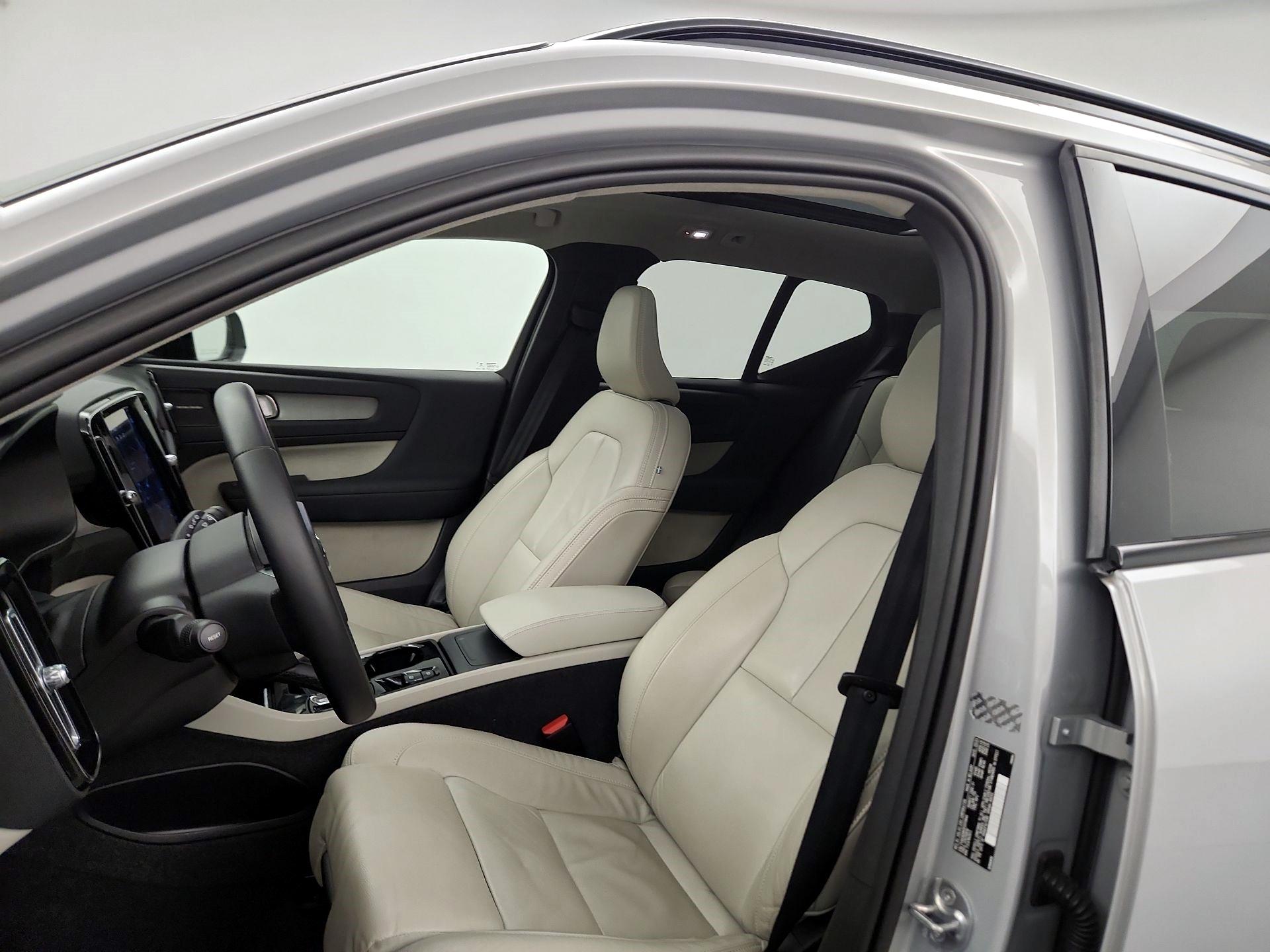 Thumbnail: 2023 Volvo XC40 - 9