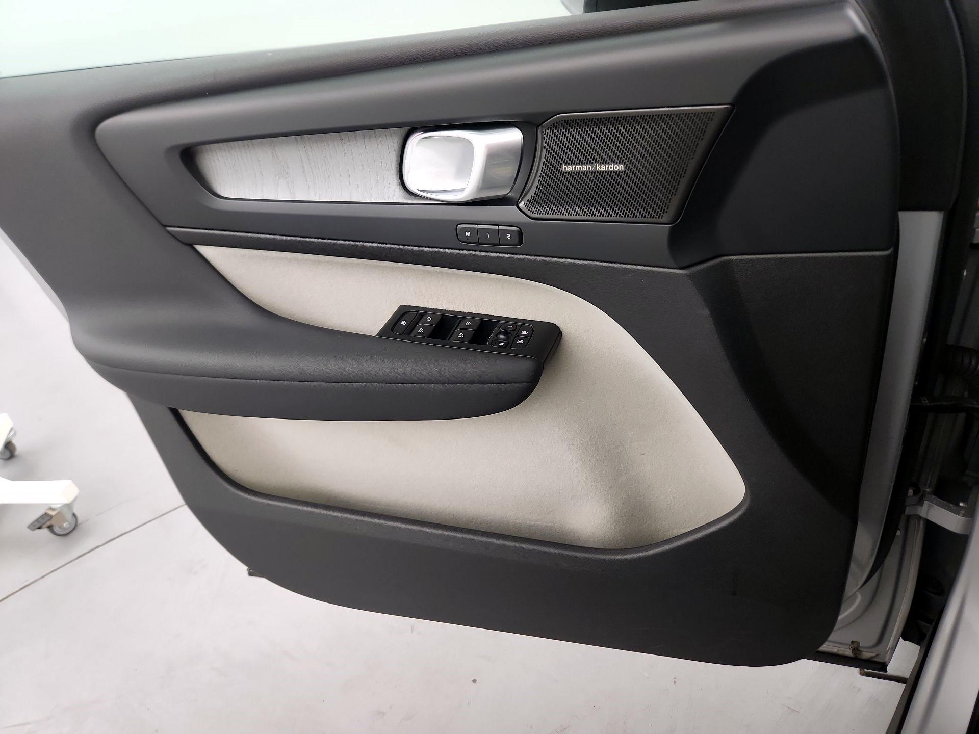 Thumbnail: 2023 Volvo XC40 - 10