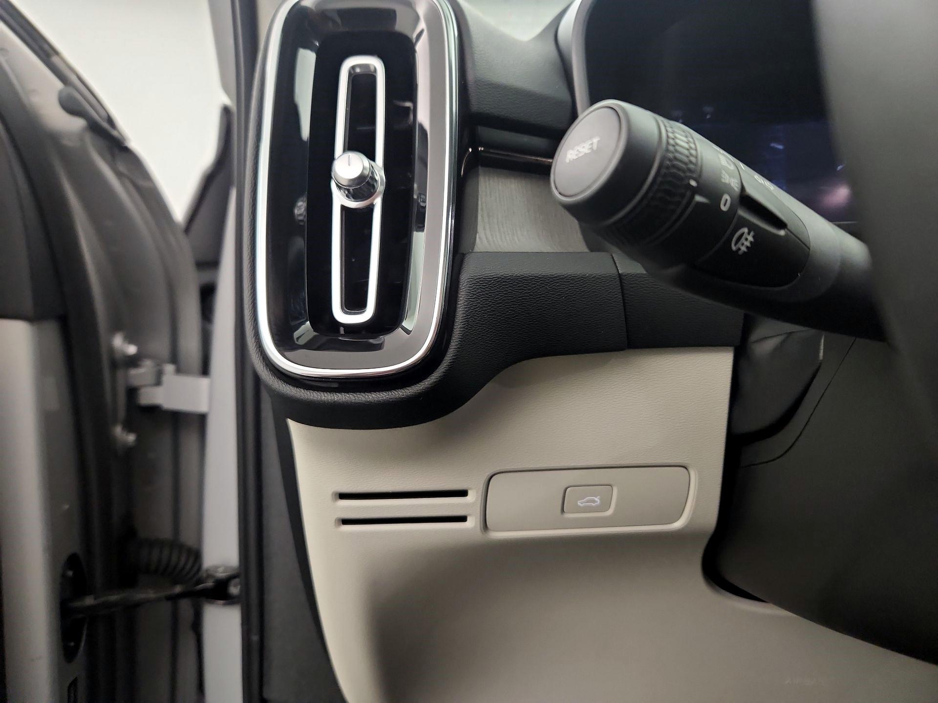 Thumbnail: 2023 Volvo XC40 - 11