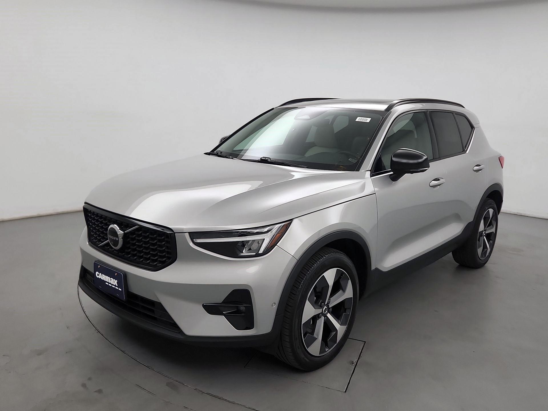 Thumbnail: 2023 Volvo XC40 - 3