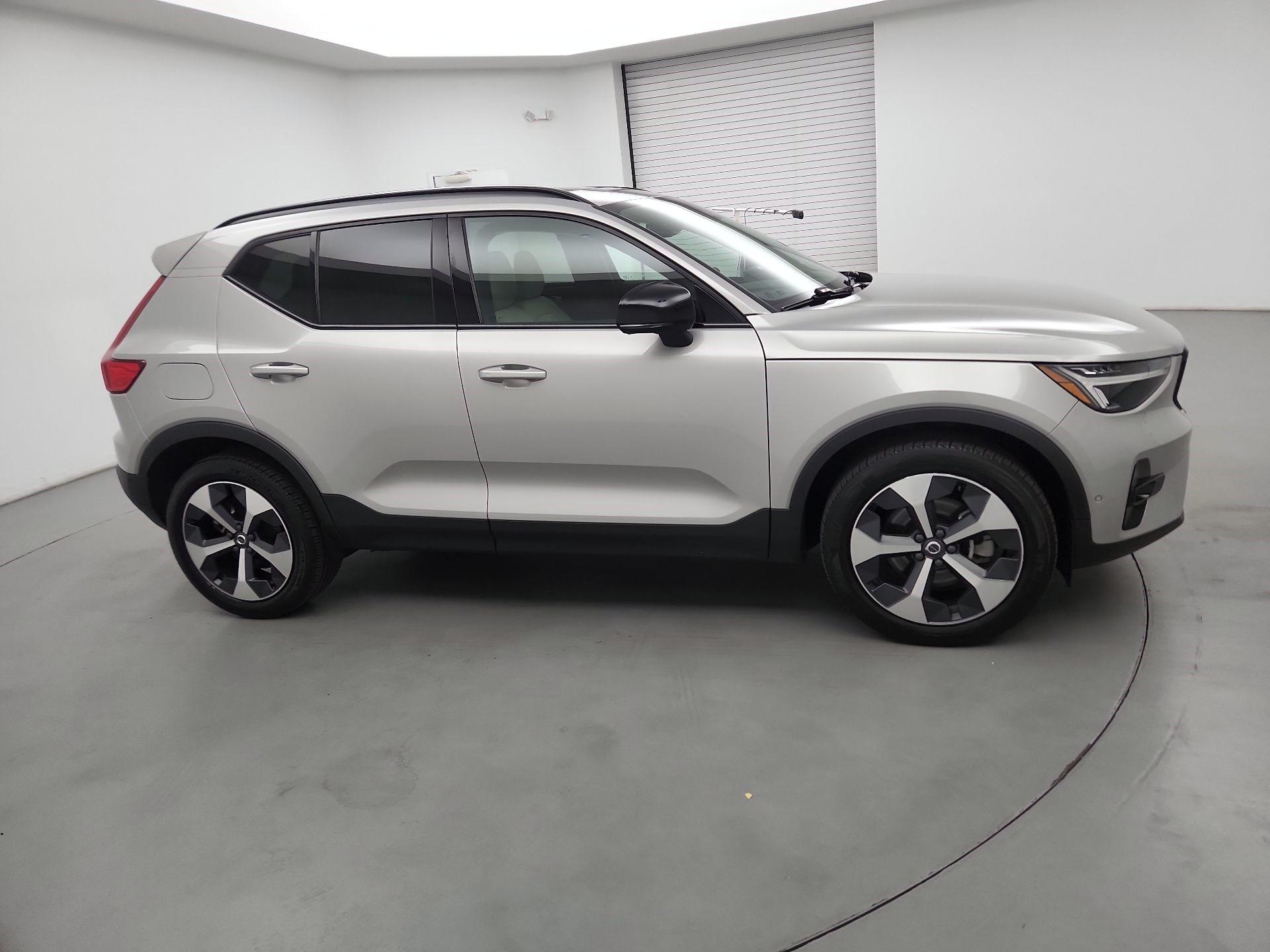 Thumbnail: 2023 Volvo XC40 - 4