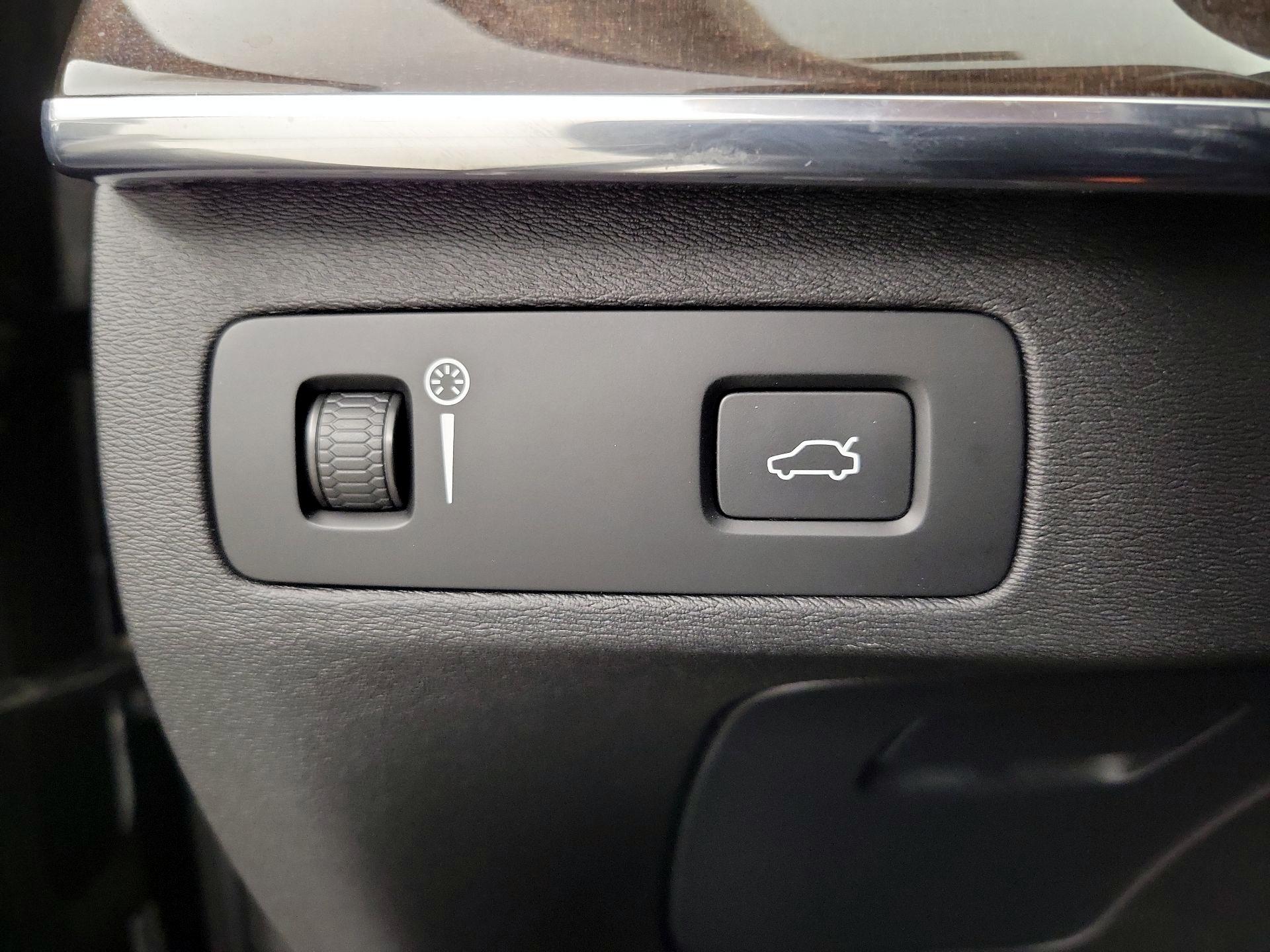 Thumbnail: 2016 Volvo XC90 - 13