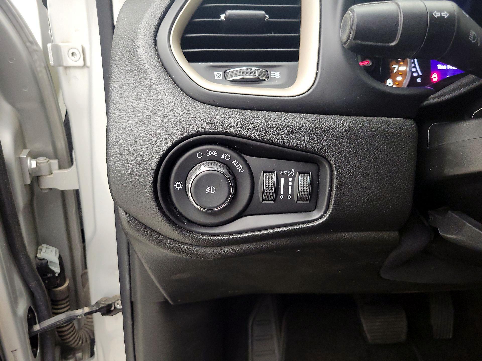 Thumbnail: 2017 Jeep Renegade - 13