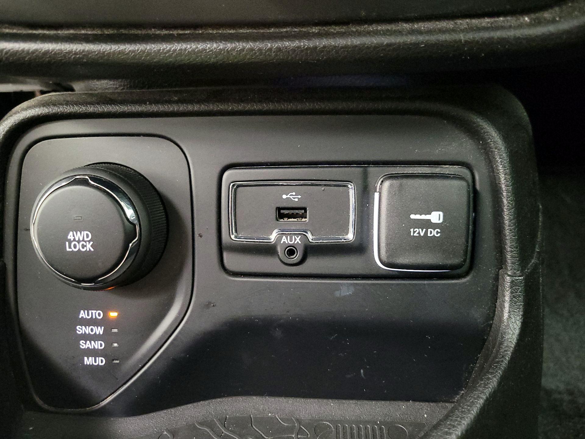 Thumbnail: 2017 Jeep Renegade - 18