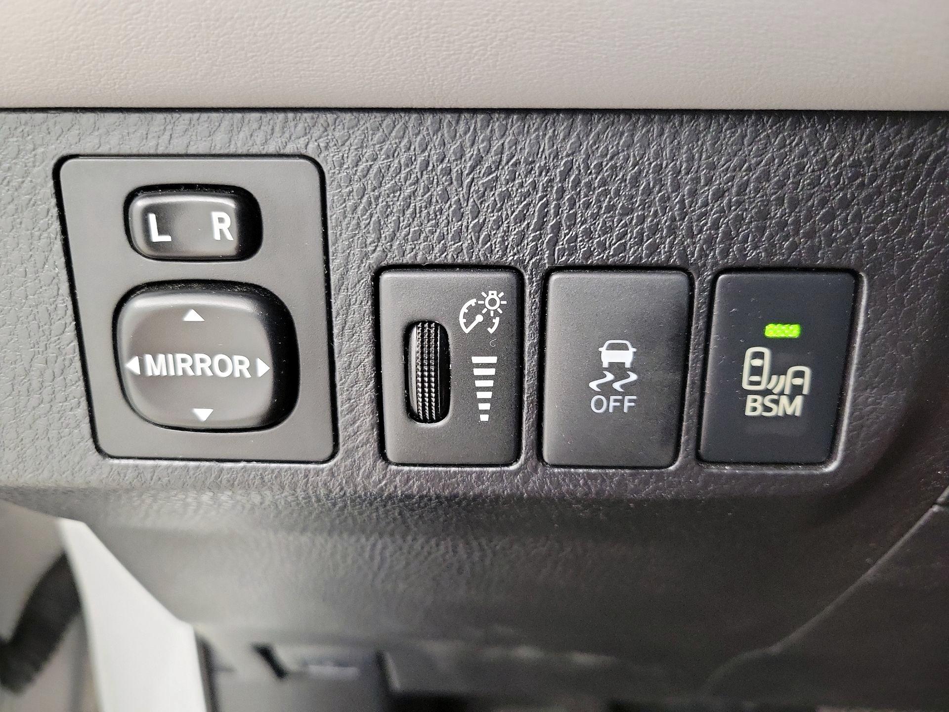 Thumbnail: 2014 Toyota RAV4 - 13