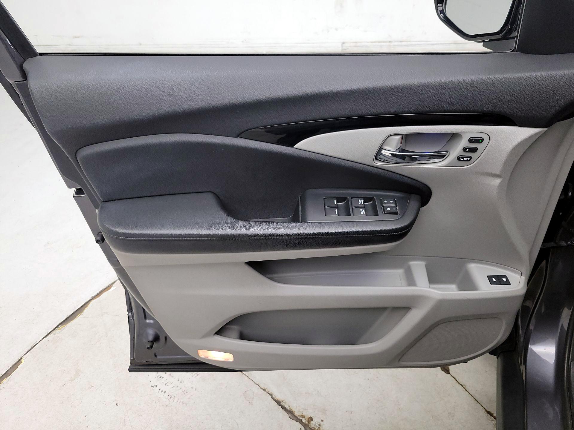 Thumbnail: 2017 Honda Pilot - 12