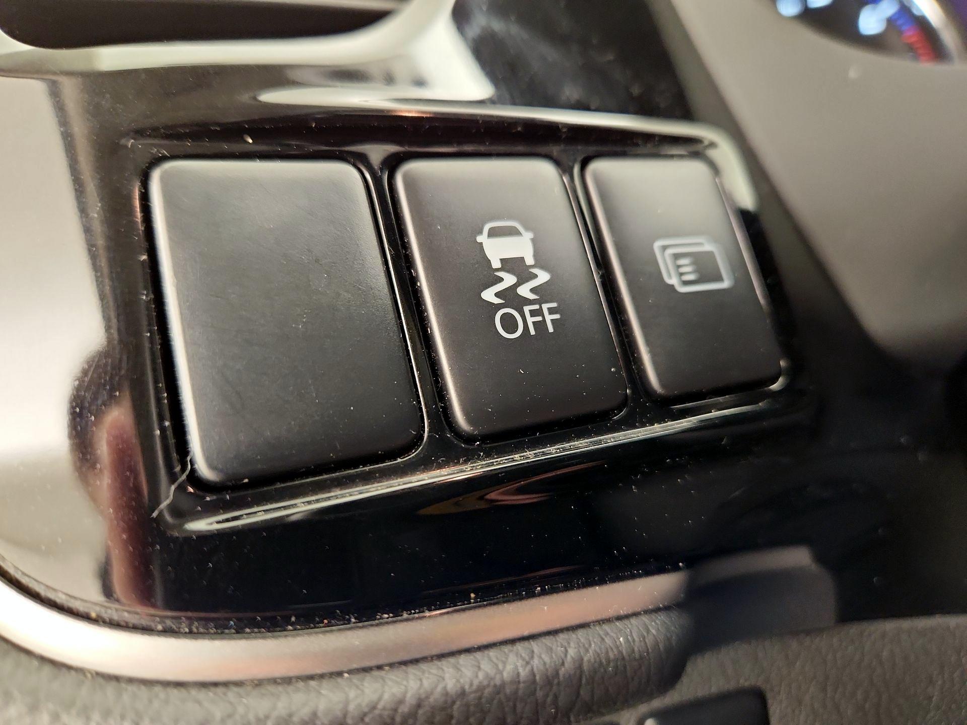 Thumbnail: 2015 Mitsubishi Outlander - 13