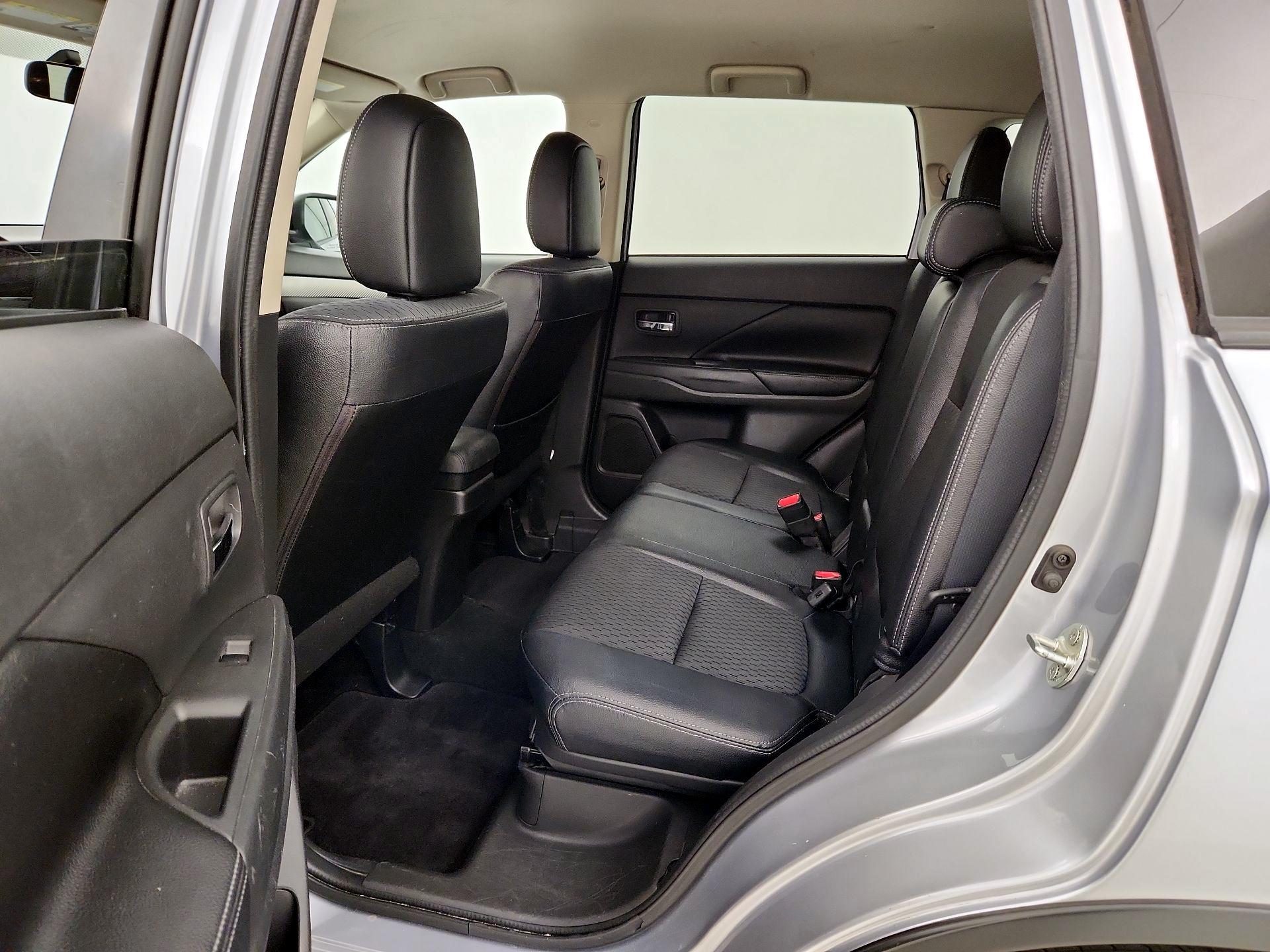 Thumbnail: 2015 Mitsubishi Outlander - 19
