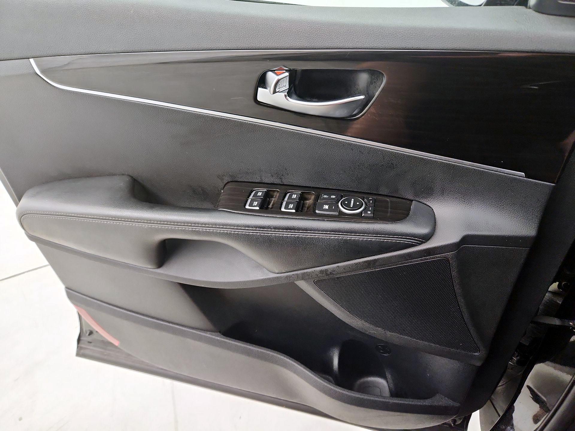 Thumbnail: 2019 Kia Sorento - 12