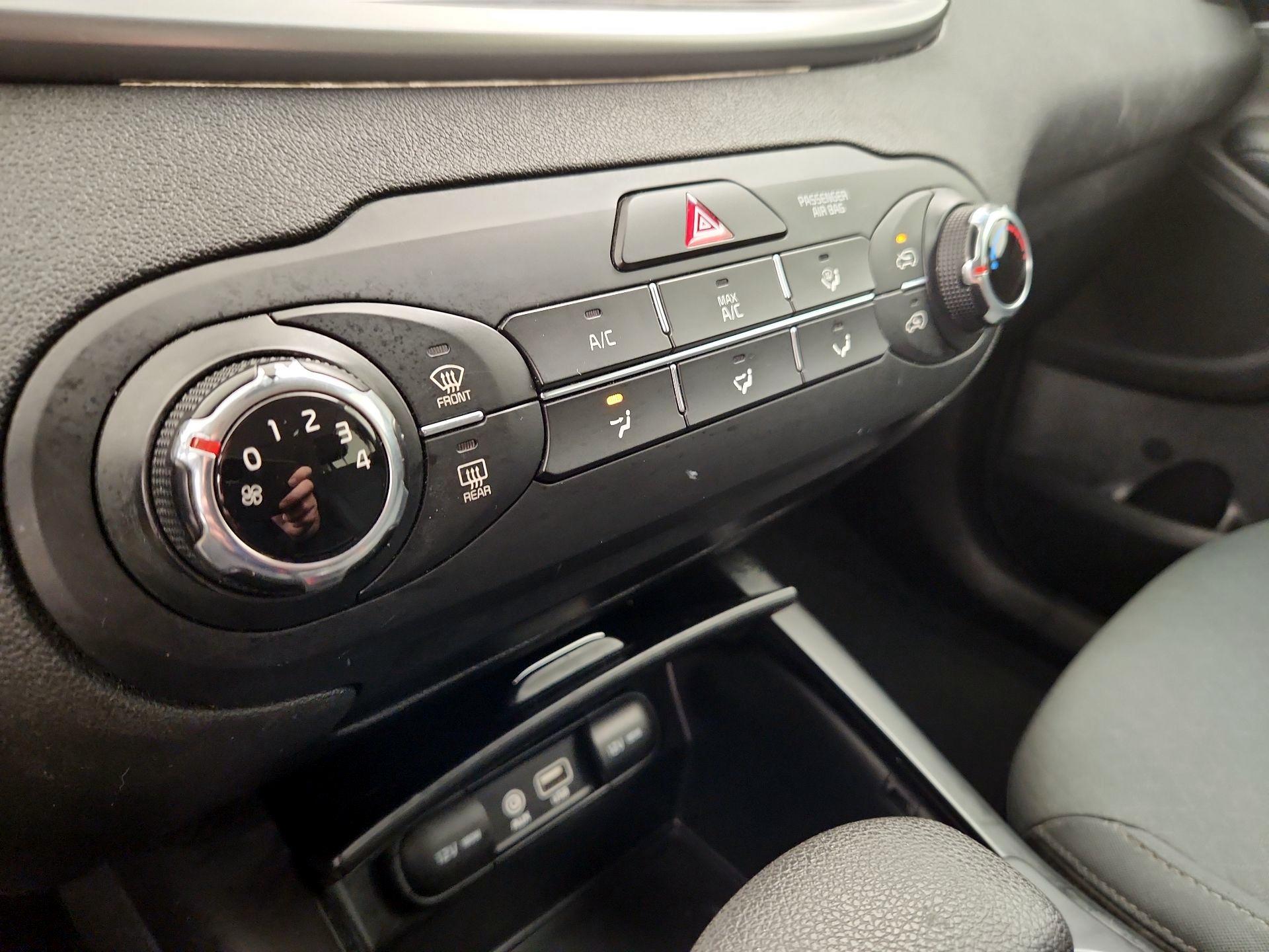 Thumbnail: 2019 Kia Sorento - 16