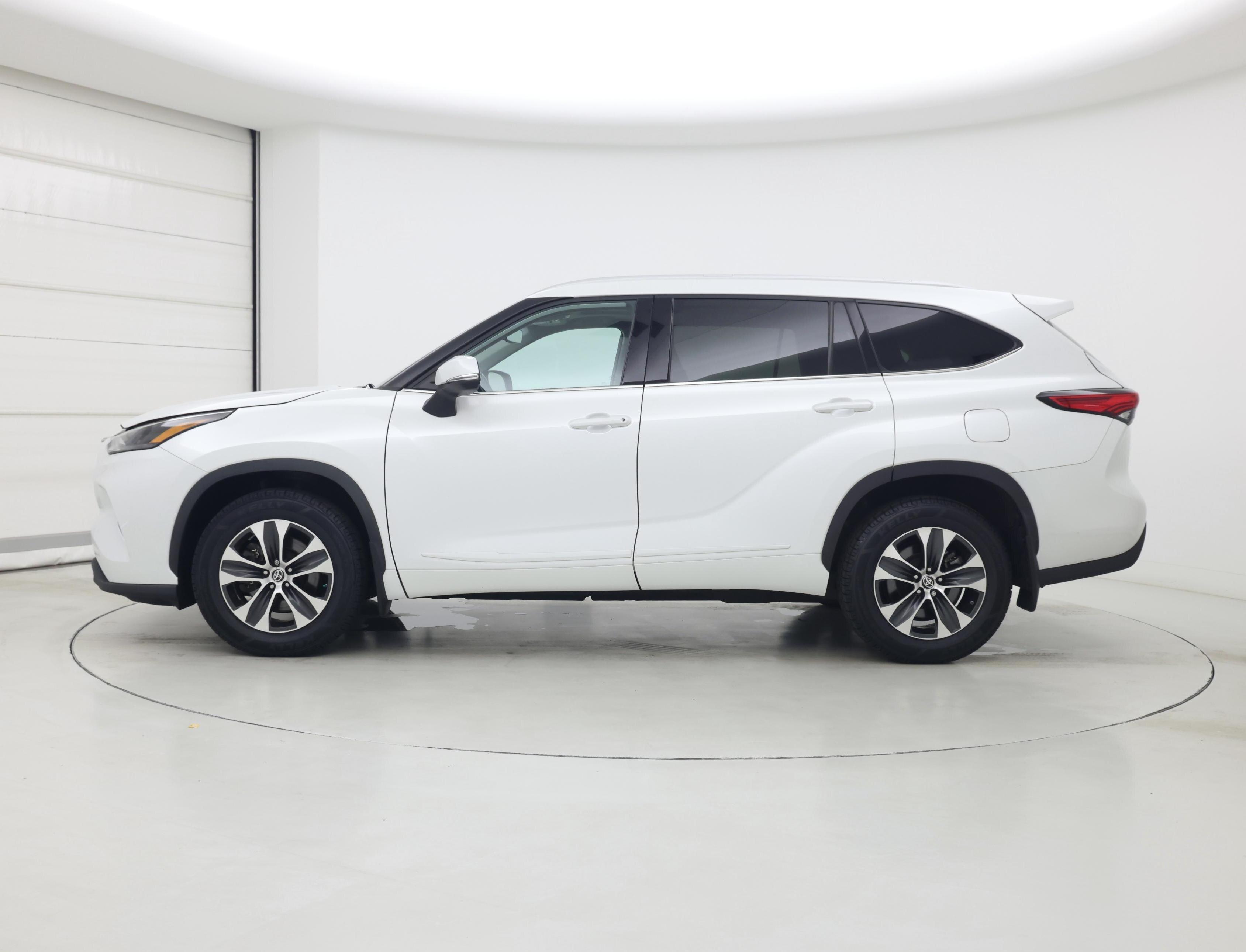 Thumbnail: 2022 Toyota Highlander - 3