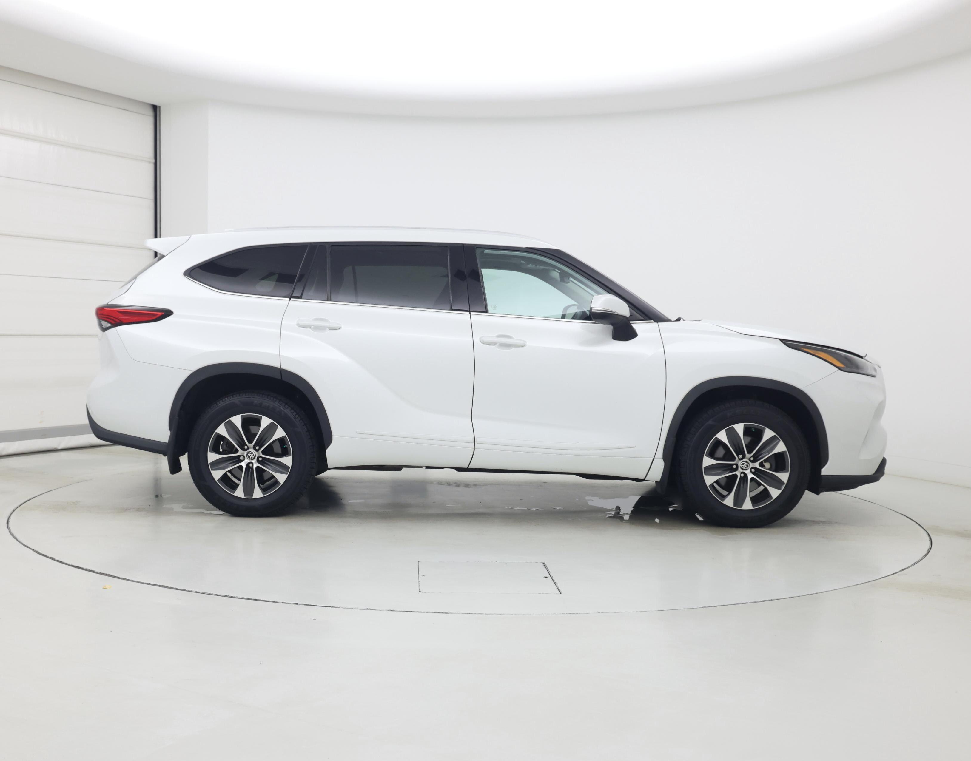 Thumbnail: 2022 Toyota Highlander - 7