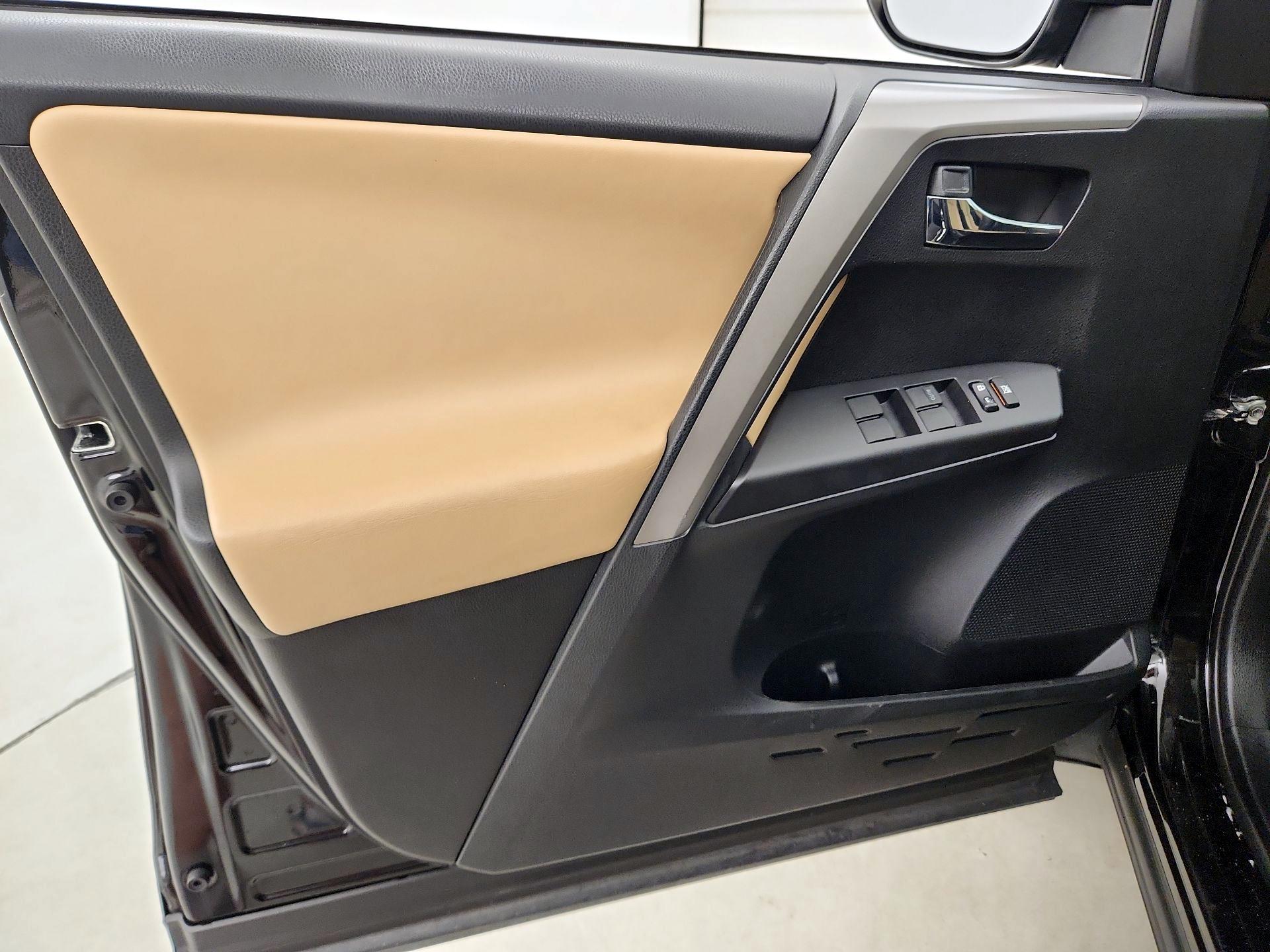 Thumbnail: 2018 Toyota RAV4 - 12