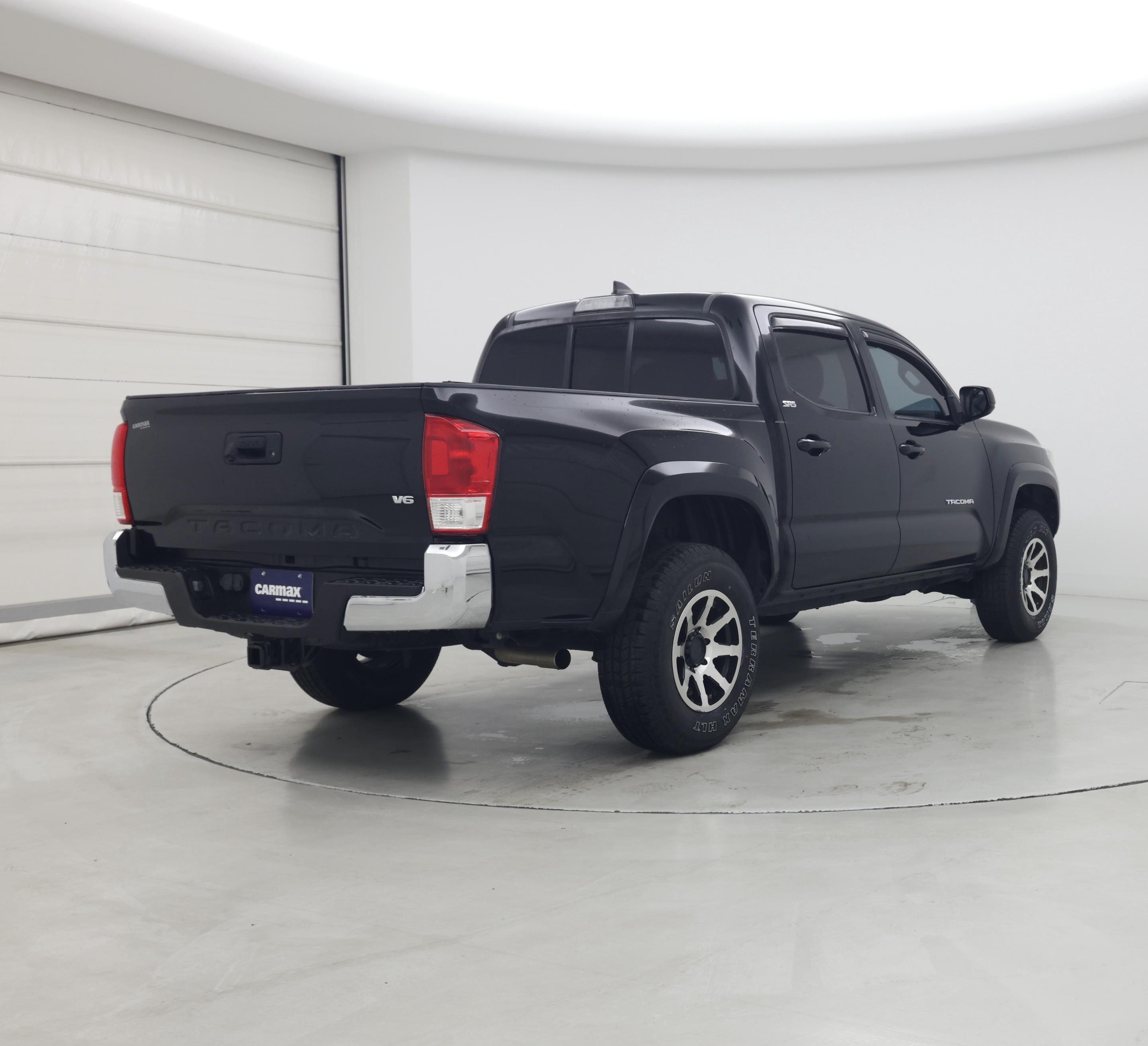 Thumbnail: 2017 Toyota Tacoma - 8