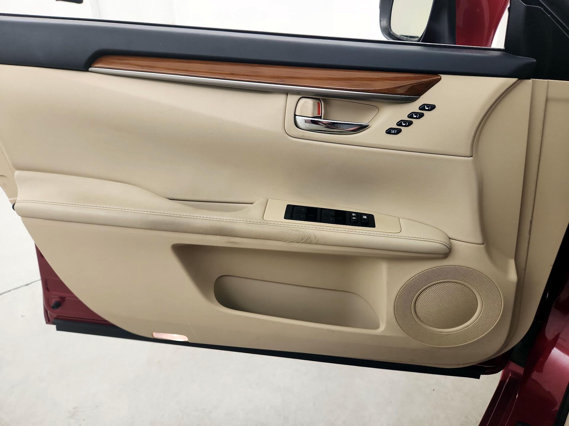 Thumbnail: 2015 Lexus ES - 12