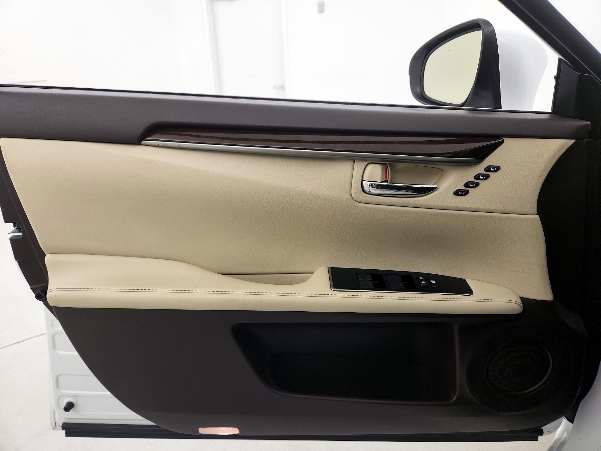 Thumbnail: 2016 Lexus ES - 12