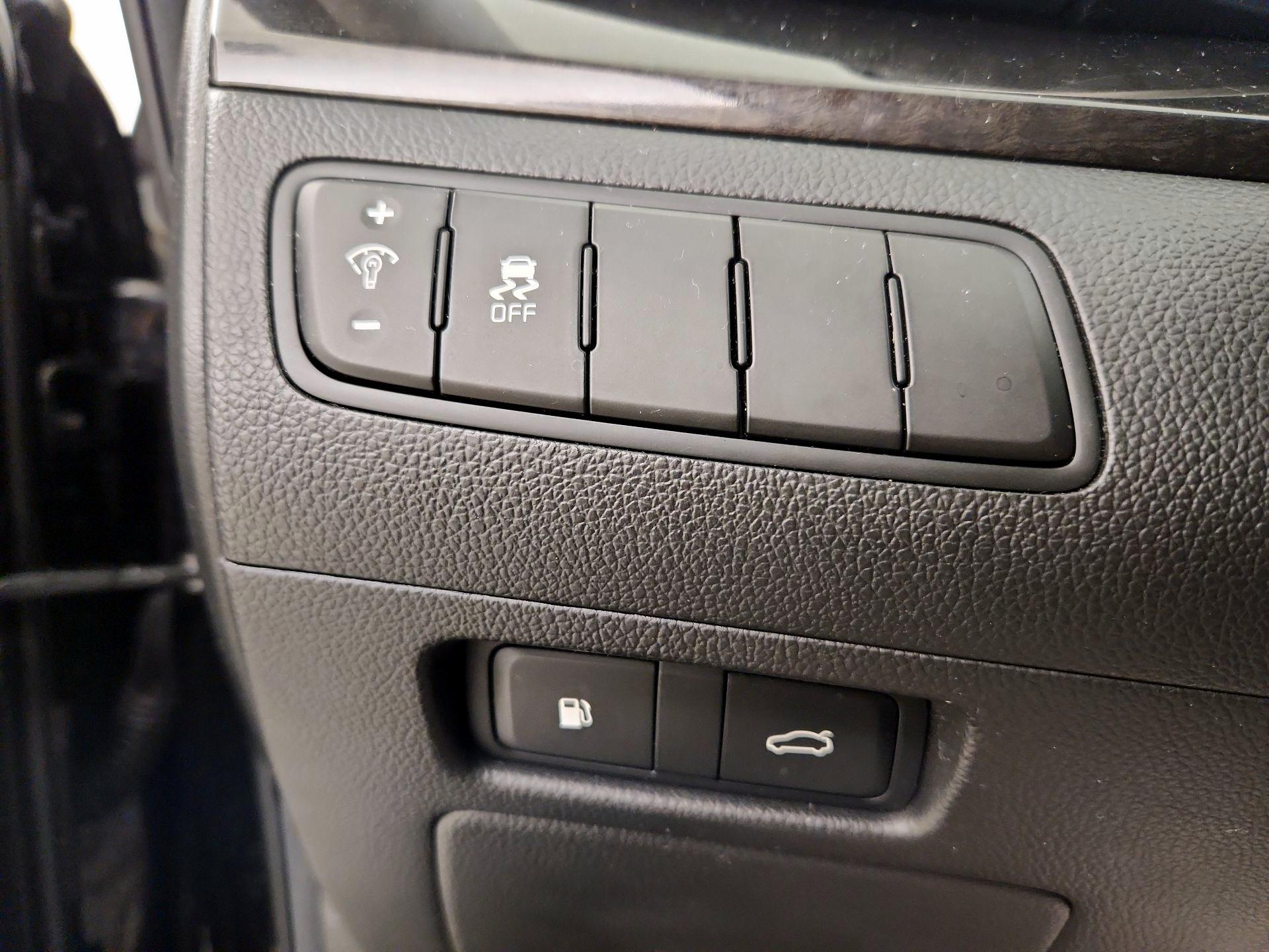 Thumbnail: 2016 Kia Cadenza - 13