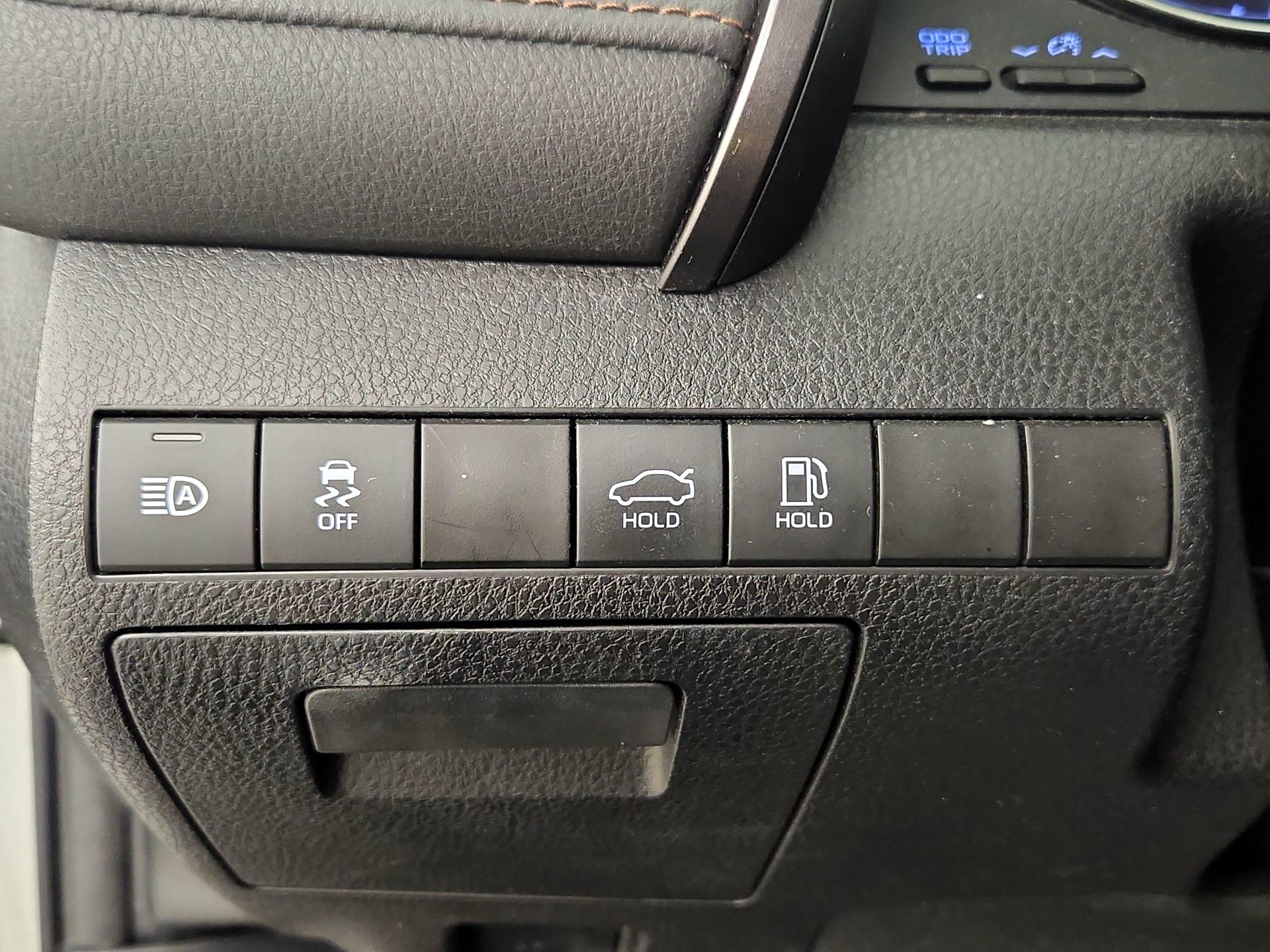 Thumbnail: 2019 Toyota Camry - 13