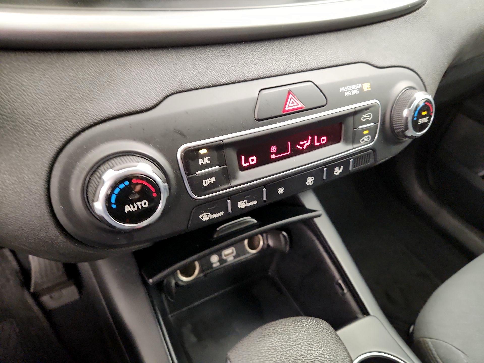 Thumbnail: 2019 Kia Sorento - 16