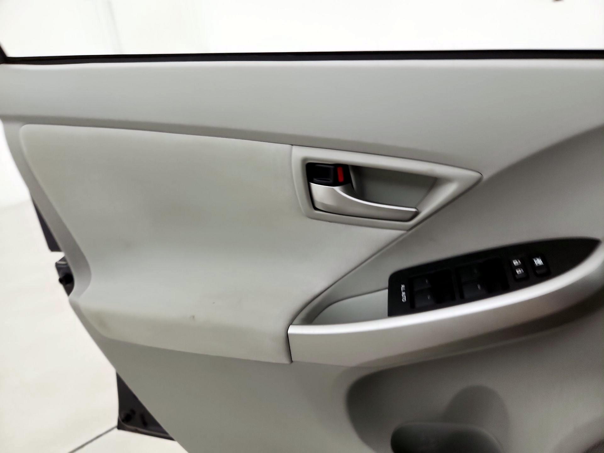 Thumbnail: 2015 Toyota Prius - 12