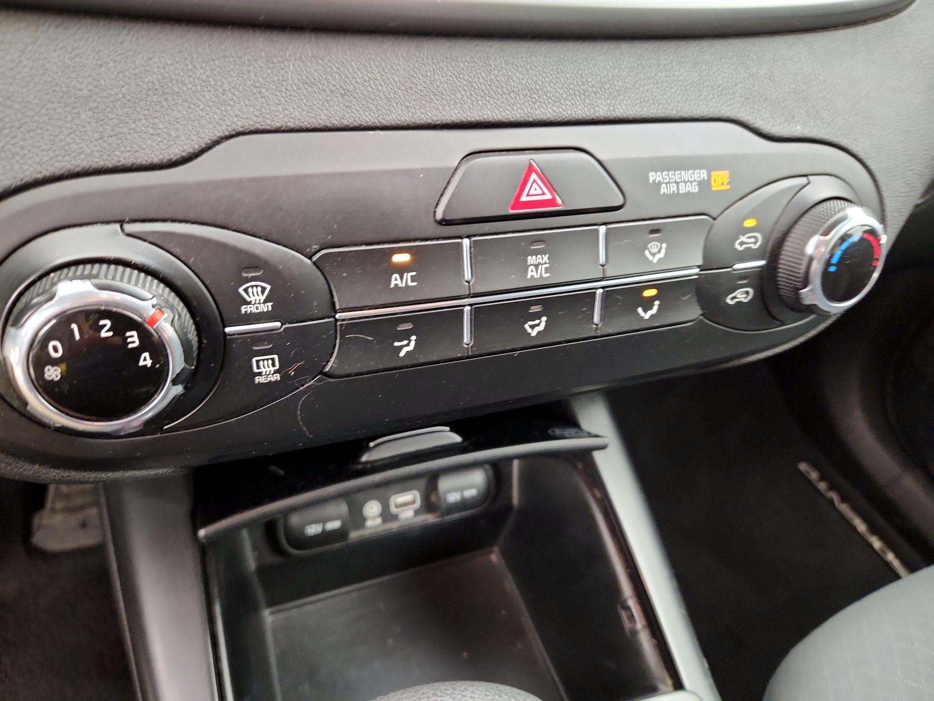 Thumbnail: 2019 Kia Sorento - 16
