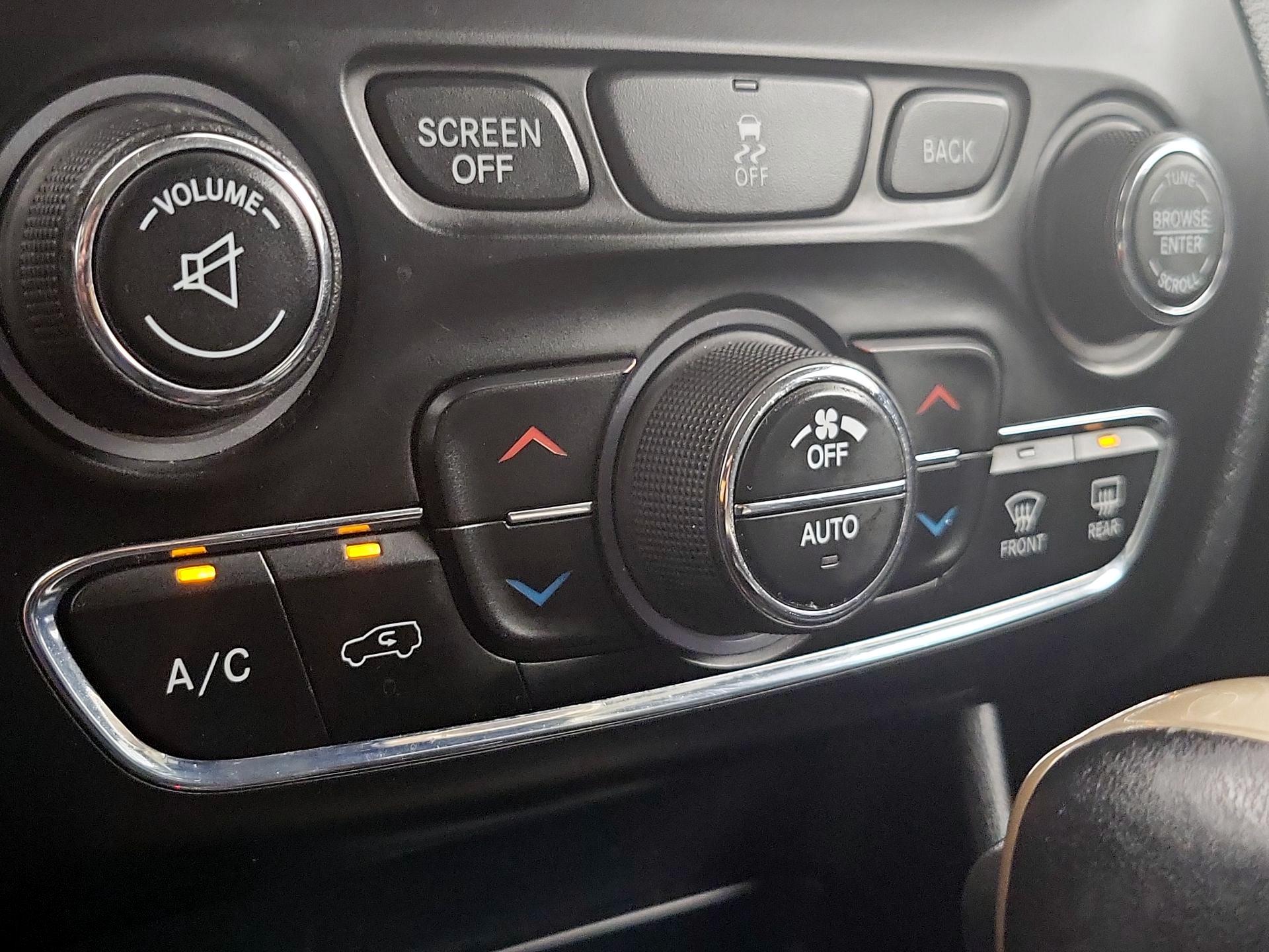 Thumbnail: 2016 Jeep Cherokee - 16