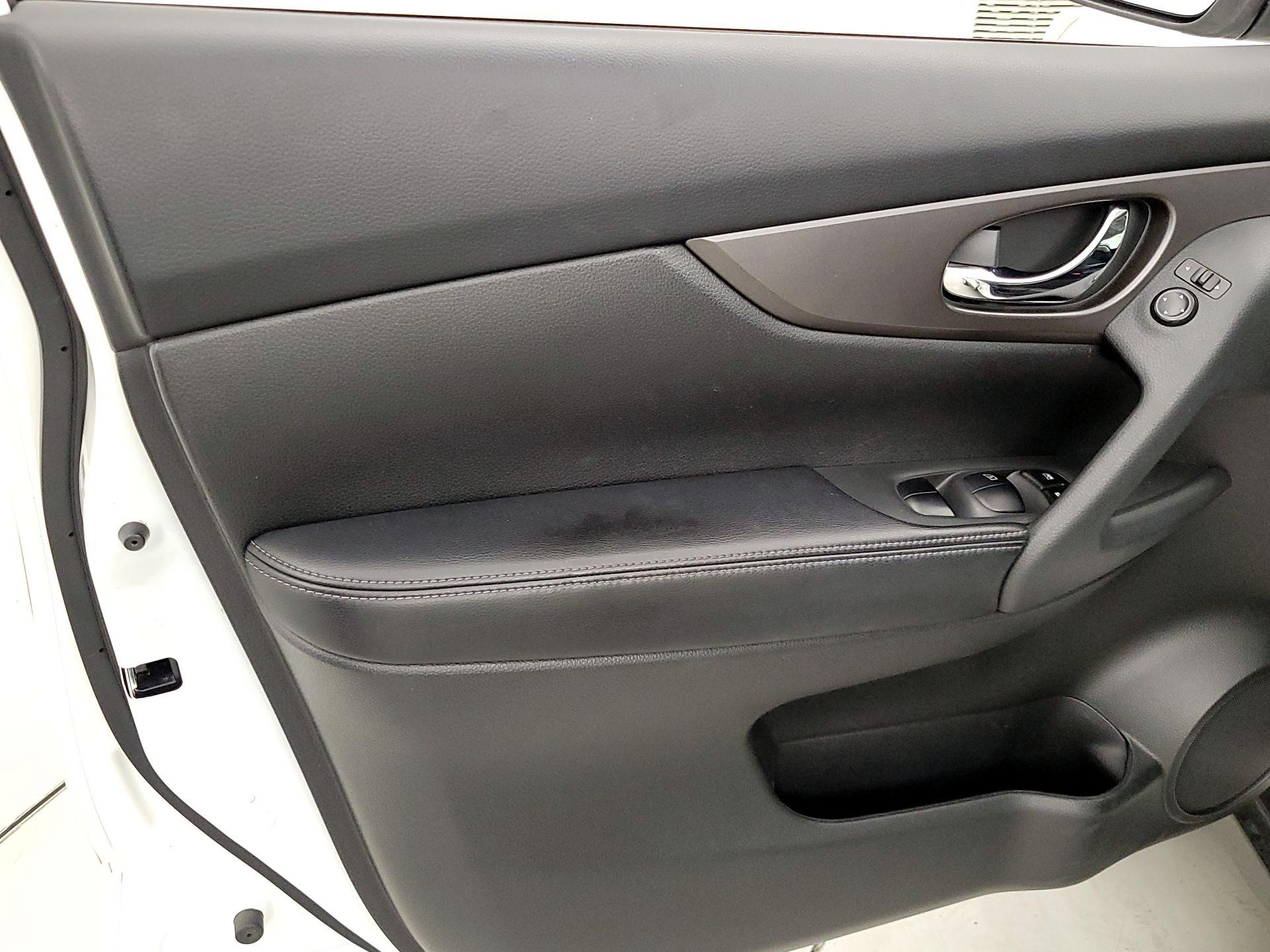 Thumbnail: 2016 Nissan Rogue - 12