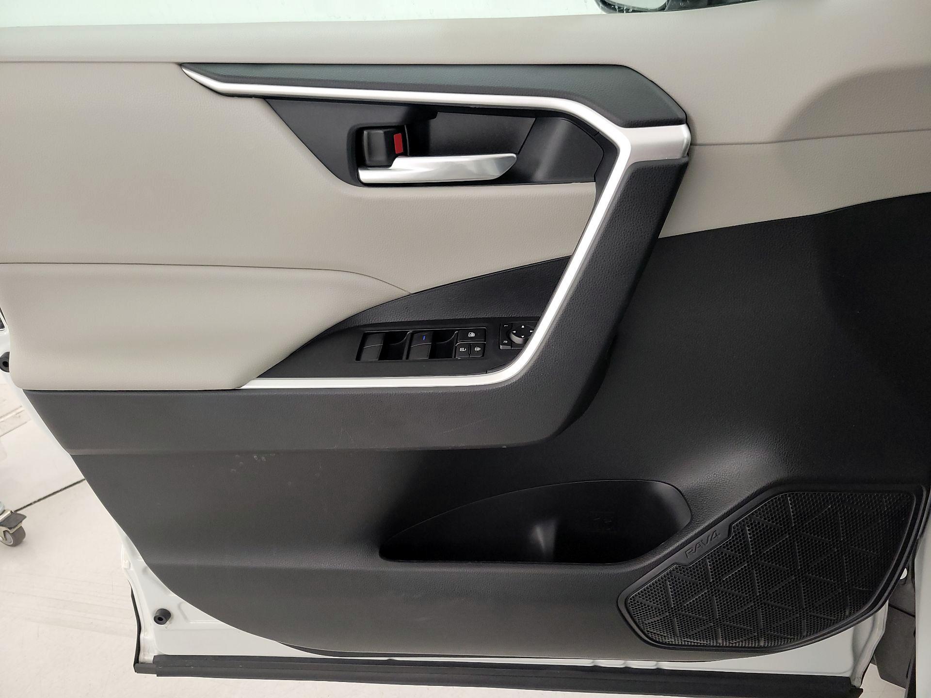 Thumbnail: 2020 Toyota RAV4 - 12