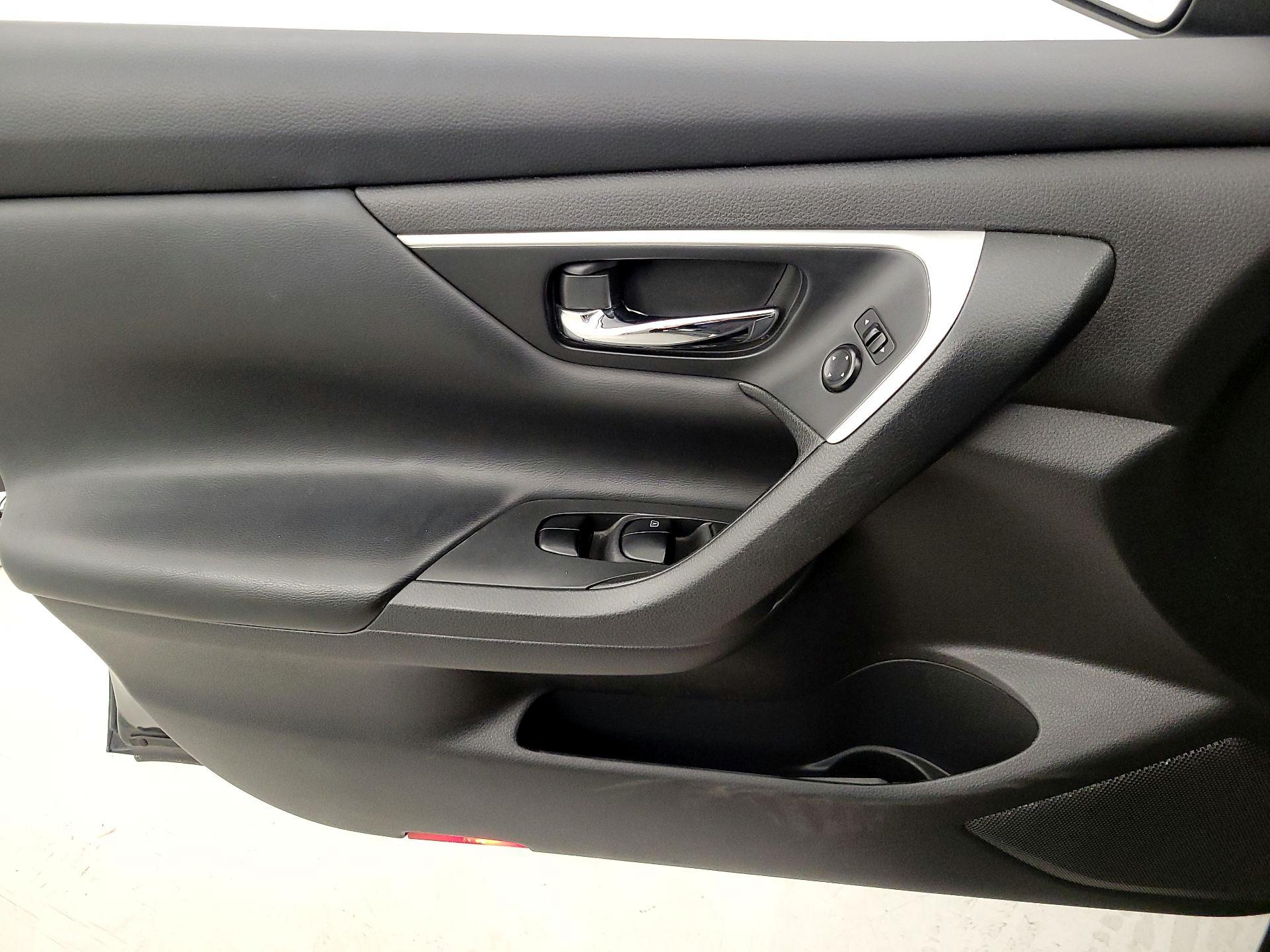 Thumbnail: 2016 Nissan Altima - 12