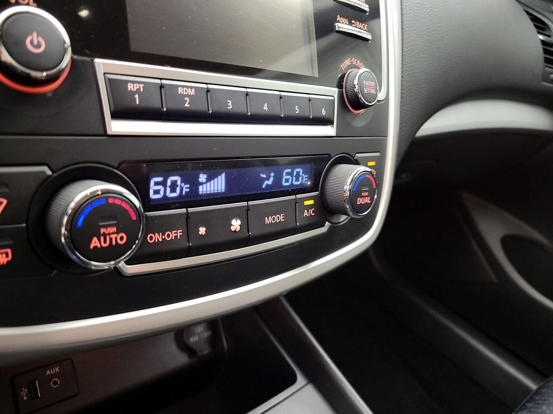 Thumbnail: 2016 Nissan Altima - 16