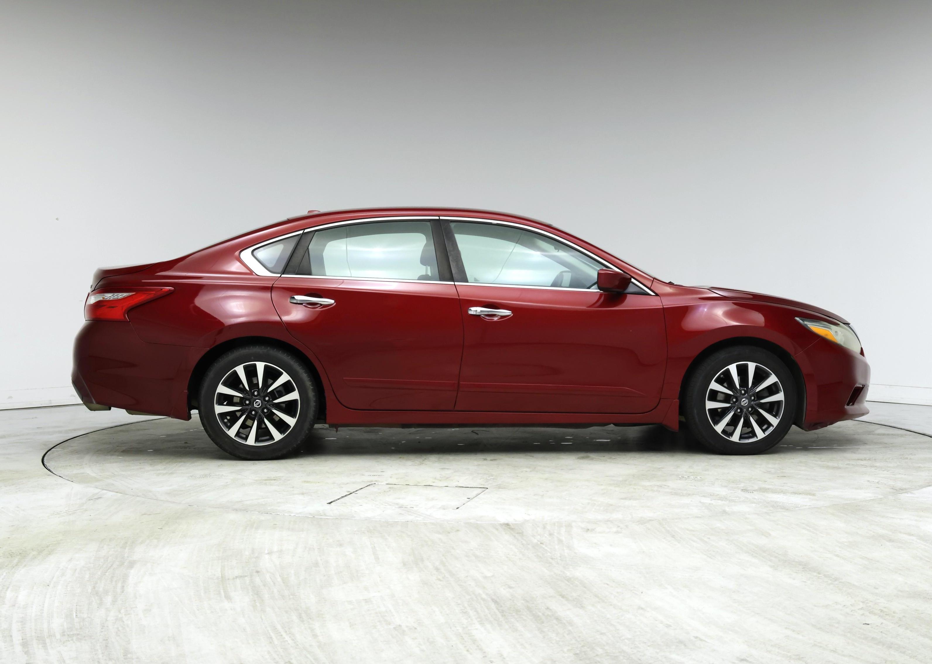 Thumbnail: 2017 Nissan Altima - 7
