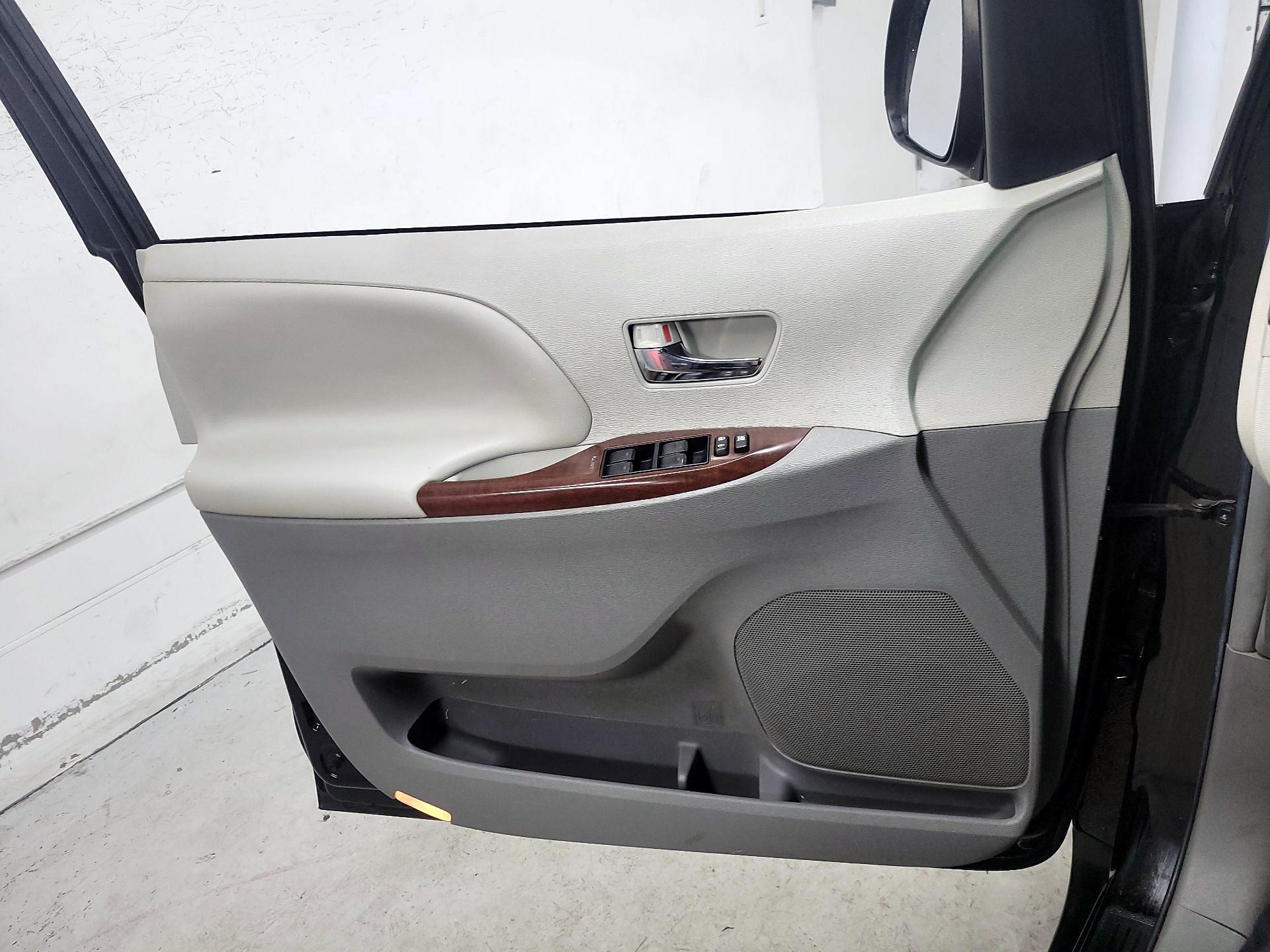 Thumbnail: 2013 Toyota Sienna - 12