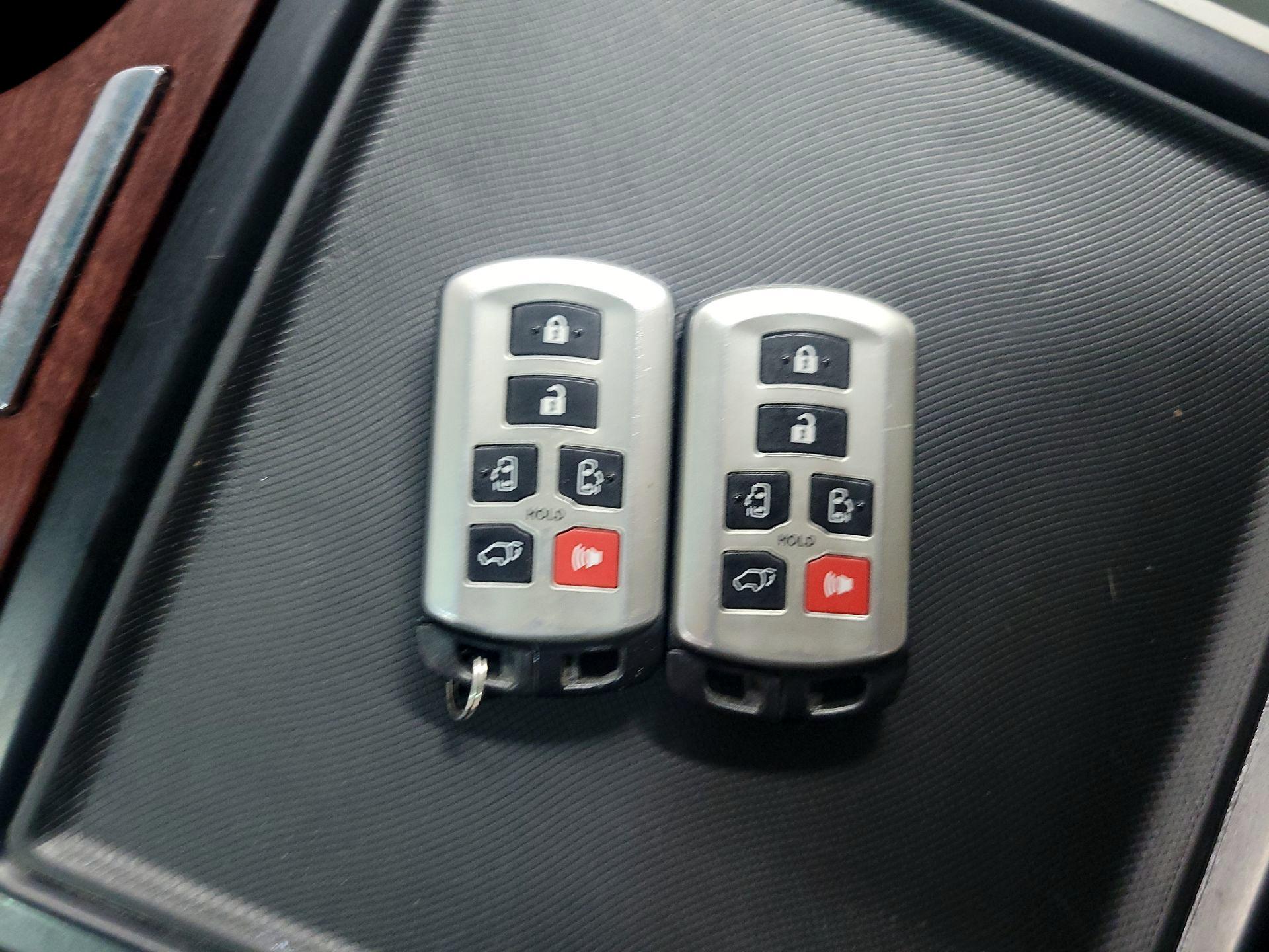Thumbnail: 2013 Toyota Sienna - 20