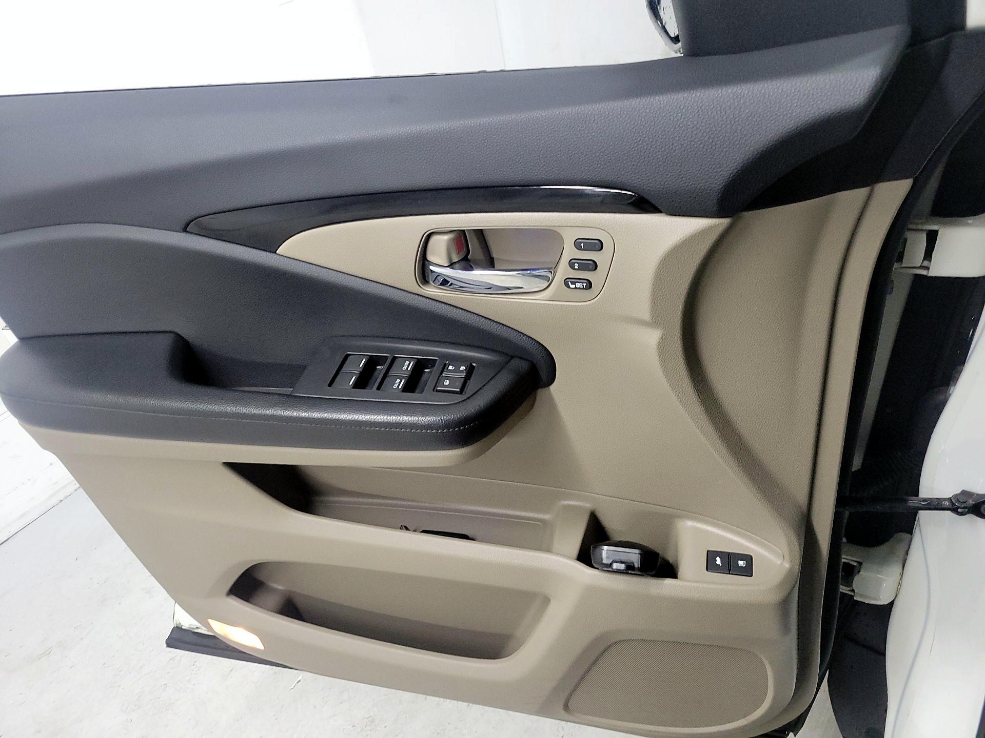 Thumbnail: 2017 Honda Pilot - 12