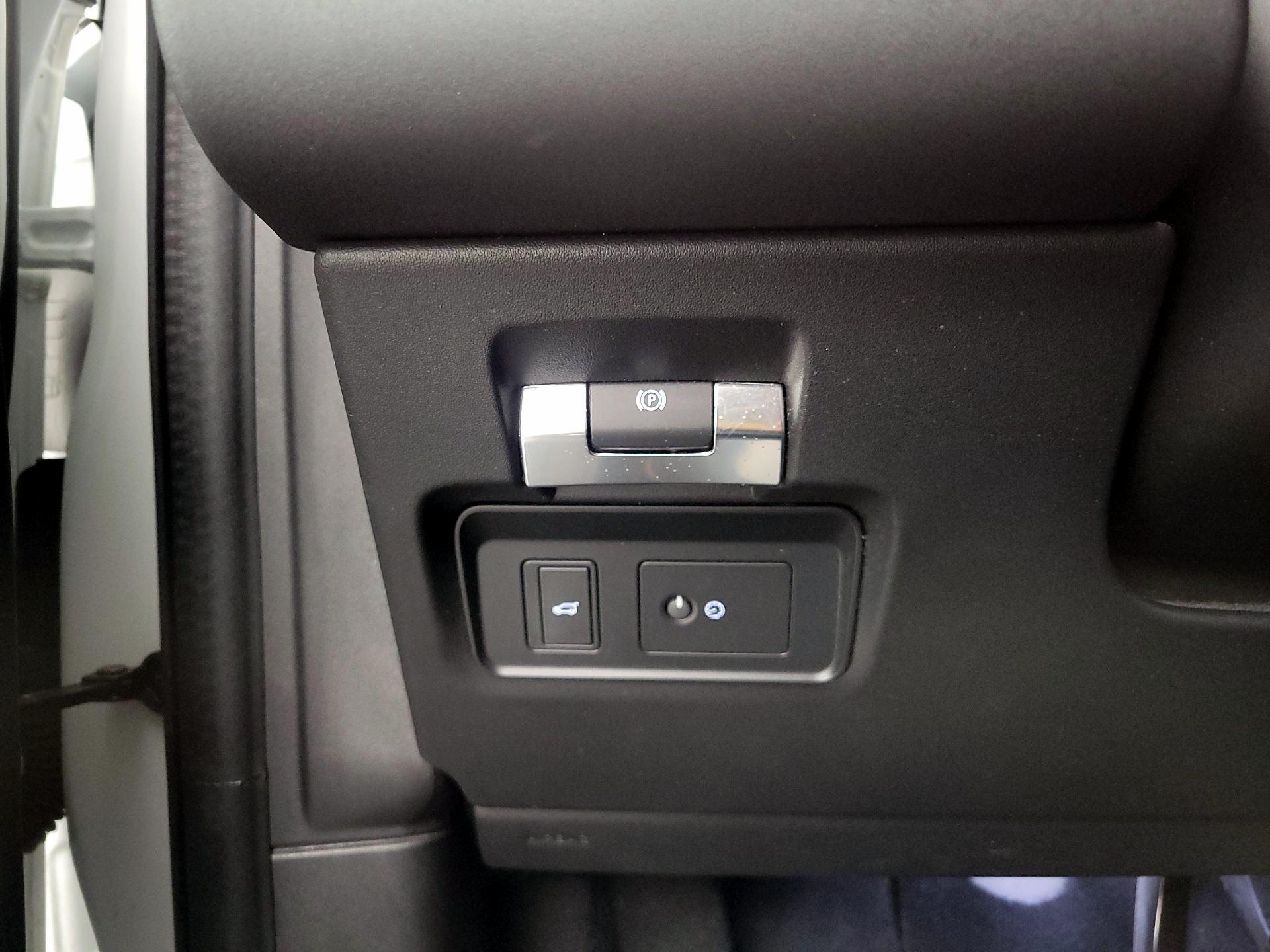 Thumbnail: 2020 Land Rover Discovery Sport - 13