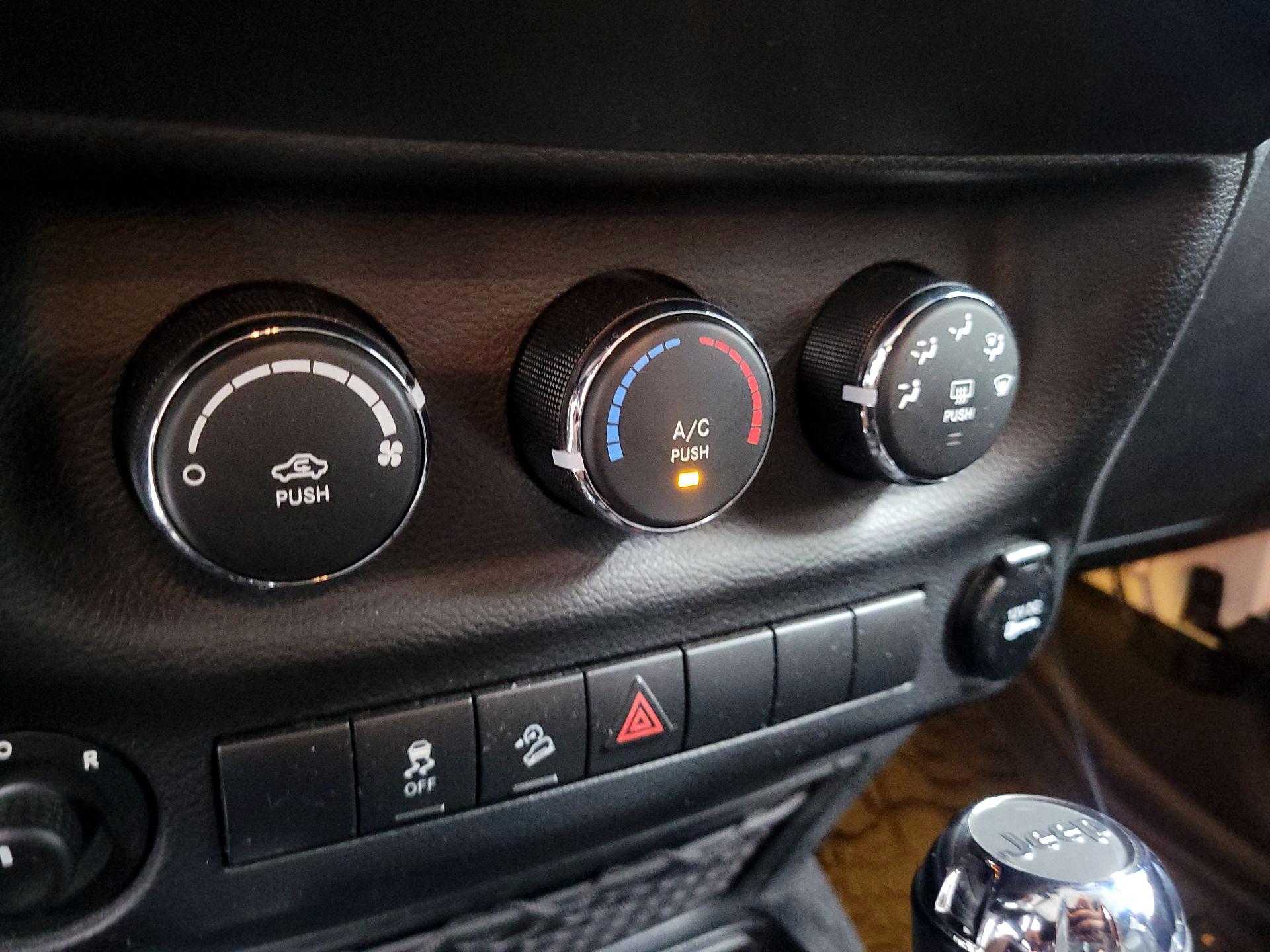 Thumbnail: 2014 Jeep Wrangler - 14