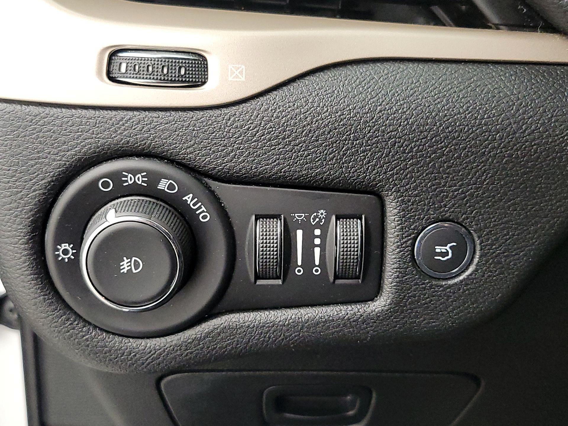 Thumbnail: 2018 Jeep Cherokee - 13