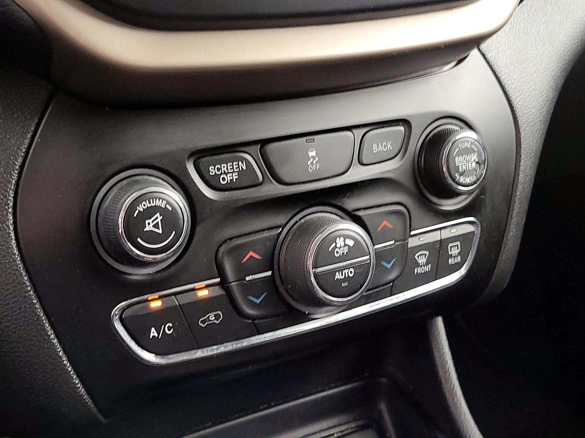Thumbnail: 2018 Jeep Cherokee - 16