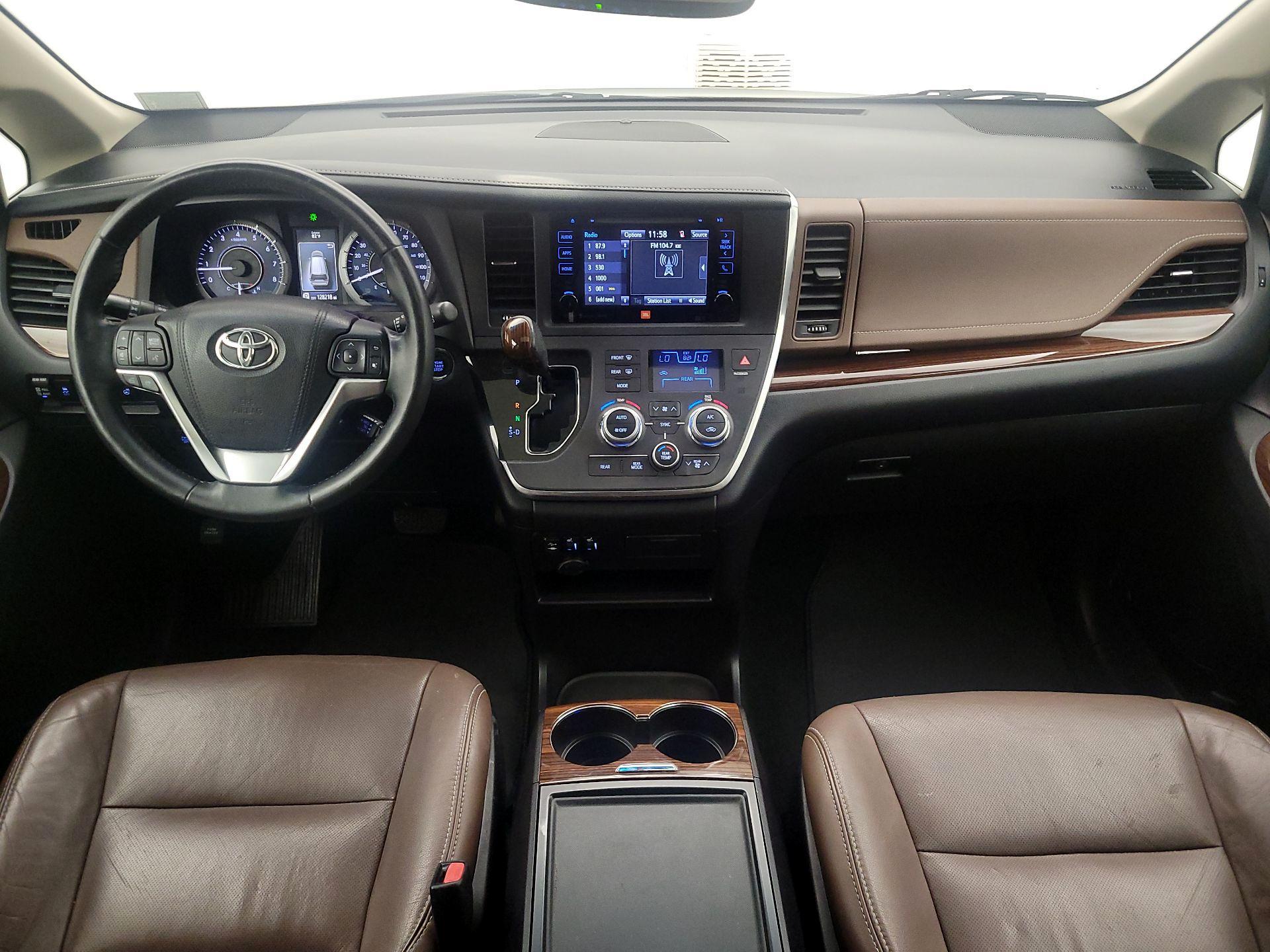 Thumbnail: 2017 Toyota Sienna - 9