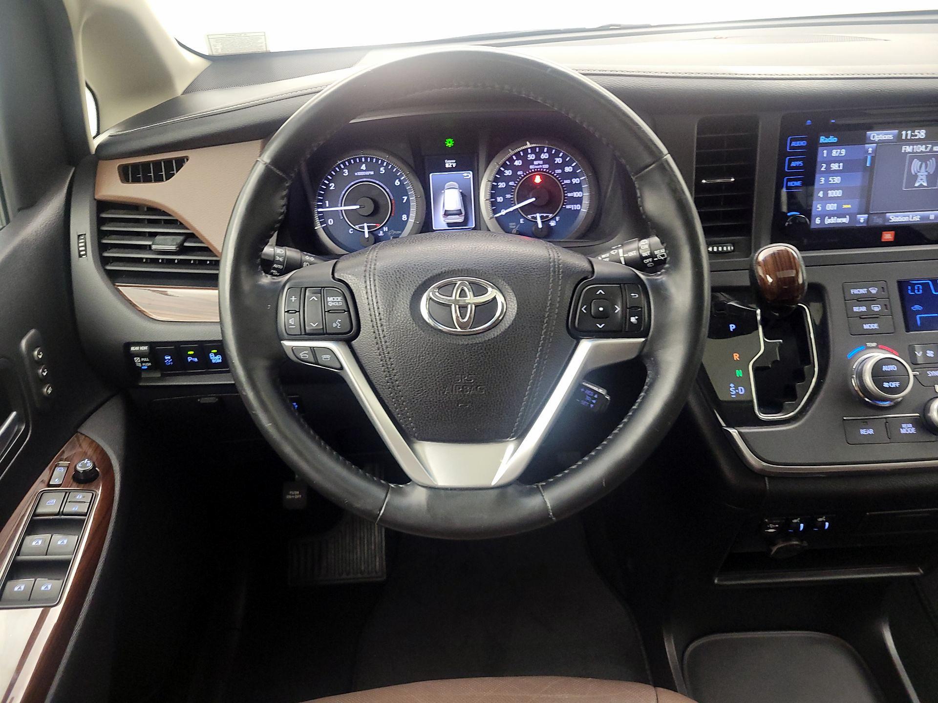 Thumbnail: 2017 Toyota Sienna - 10