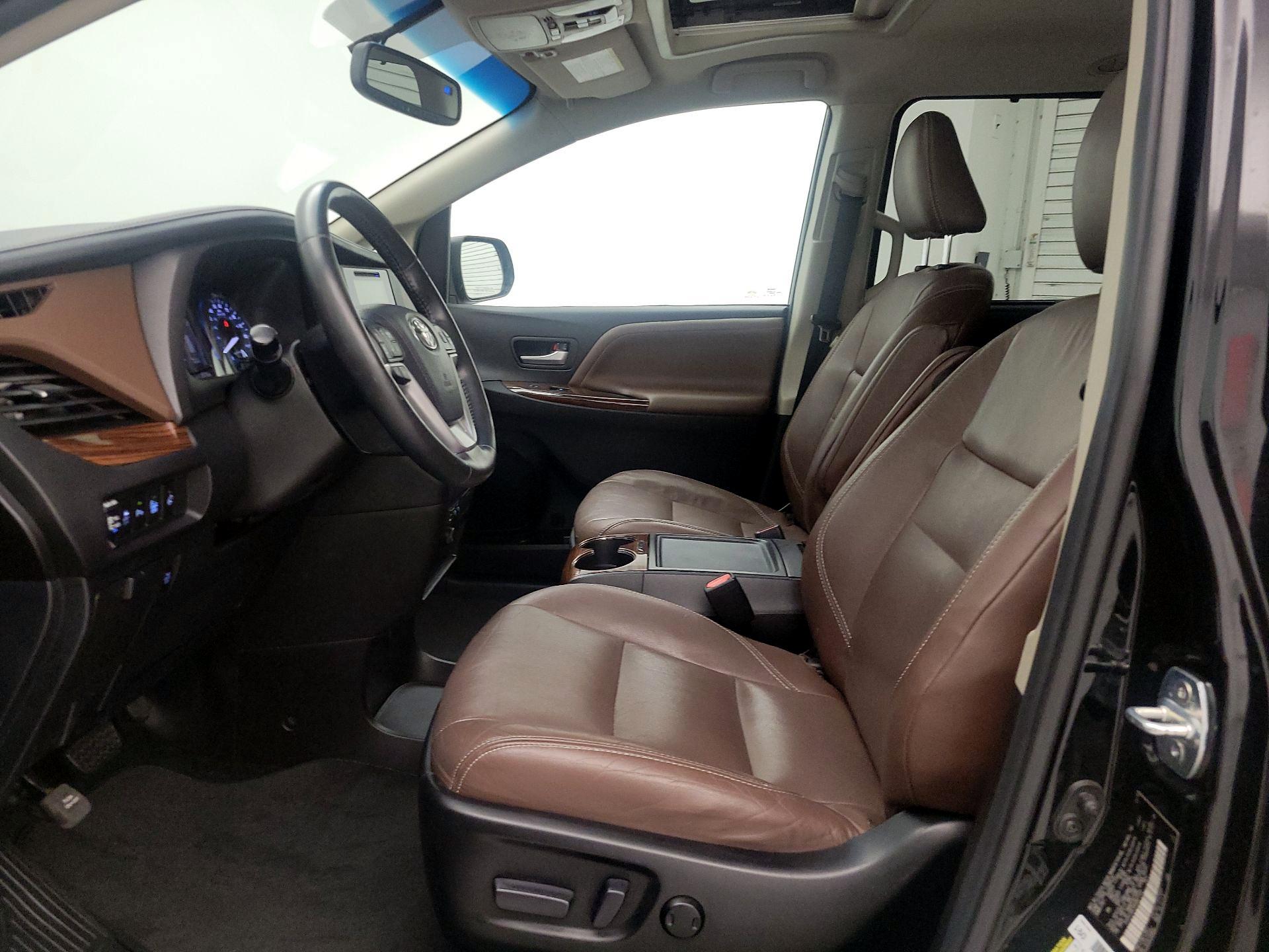 Thumbnail: 2017 Toyota Sienna - 11