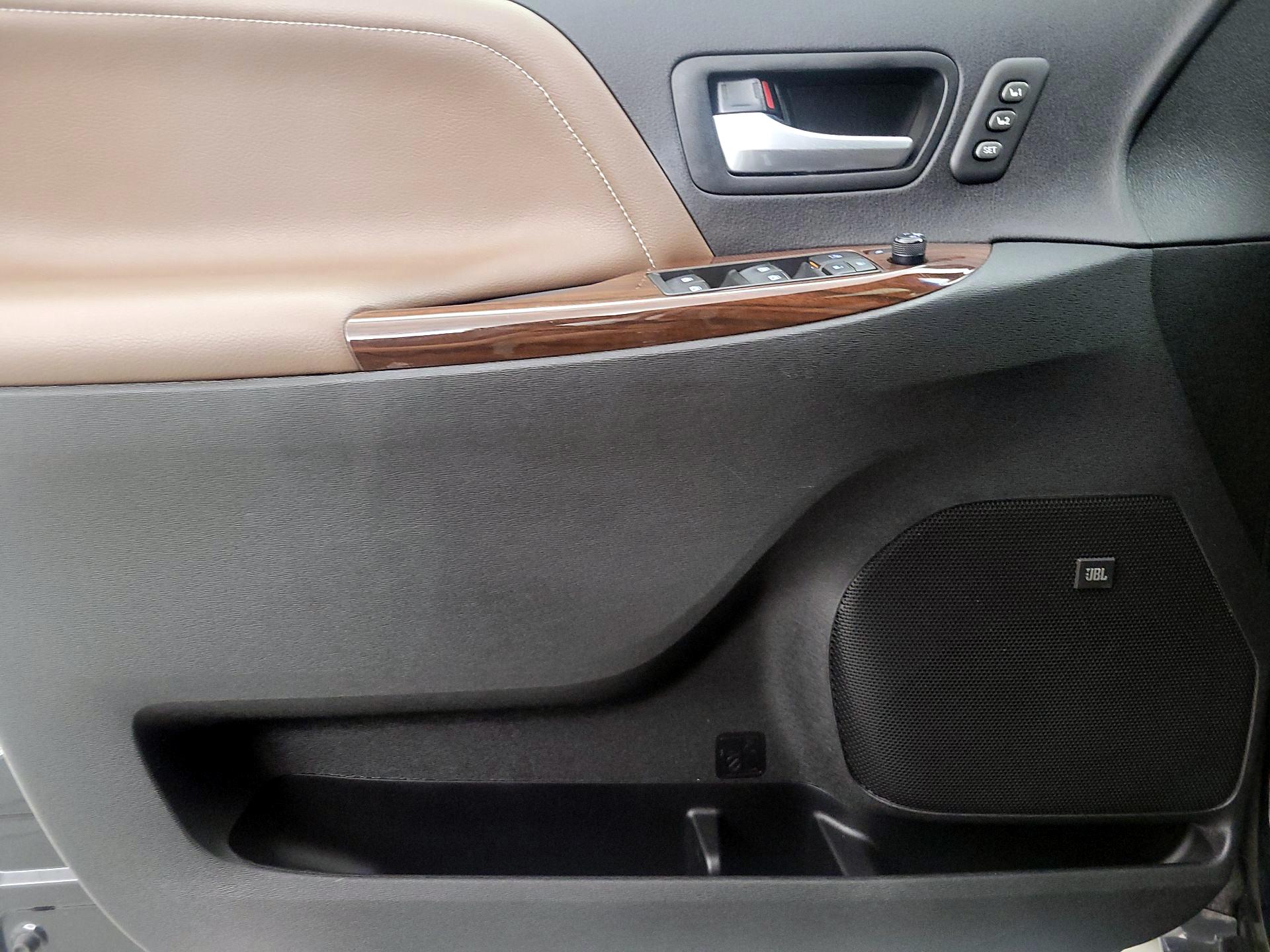 Thumbnail: 2017 Toyota Sienna - 12