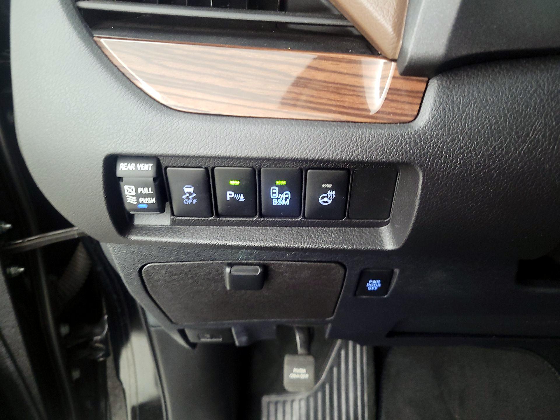 Thumbnail: 2017 Toyota Sienna - 13