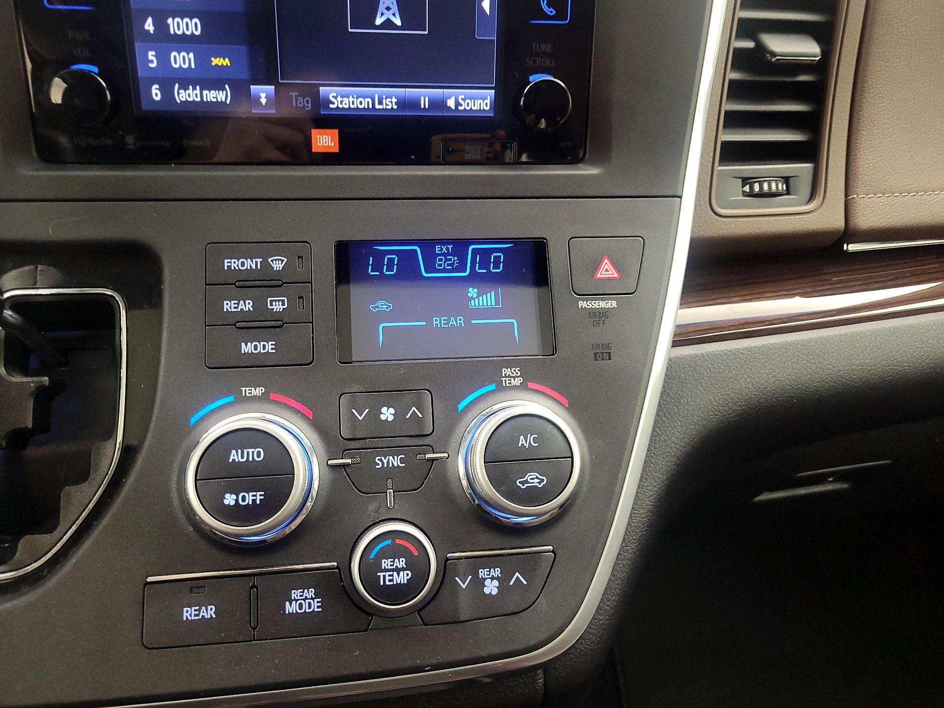 Thumbnail: 2017 Toyota Sienna - 16