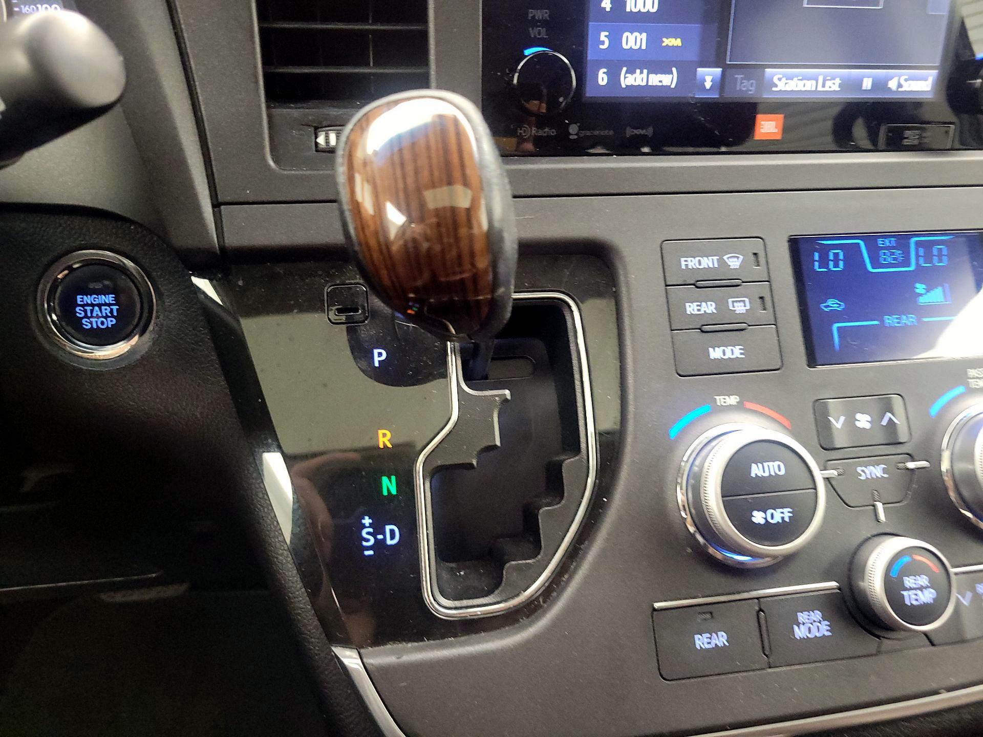 Thumbnail: 2017 Toyota Sienna - 17