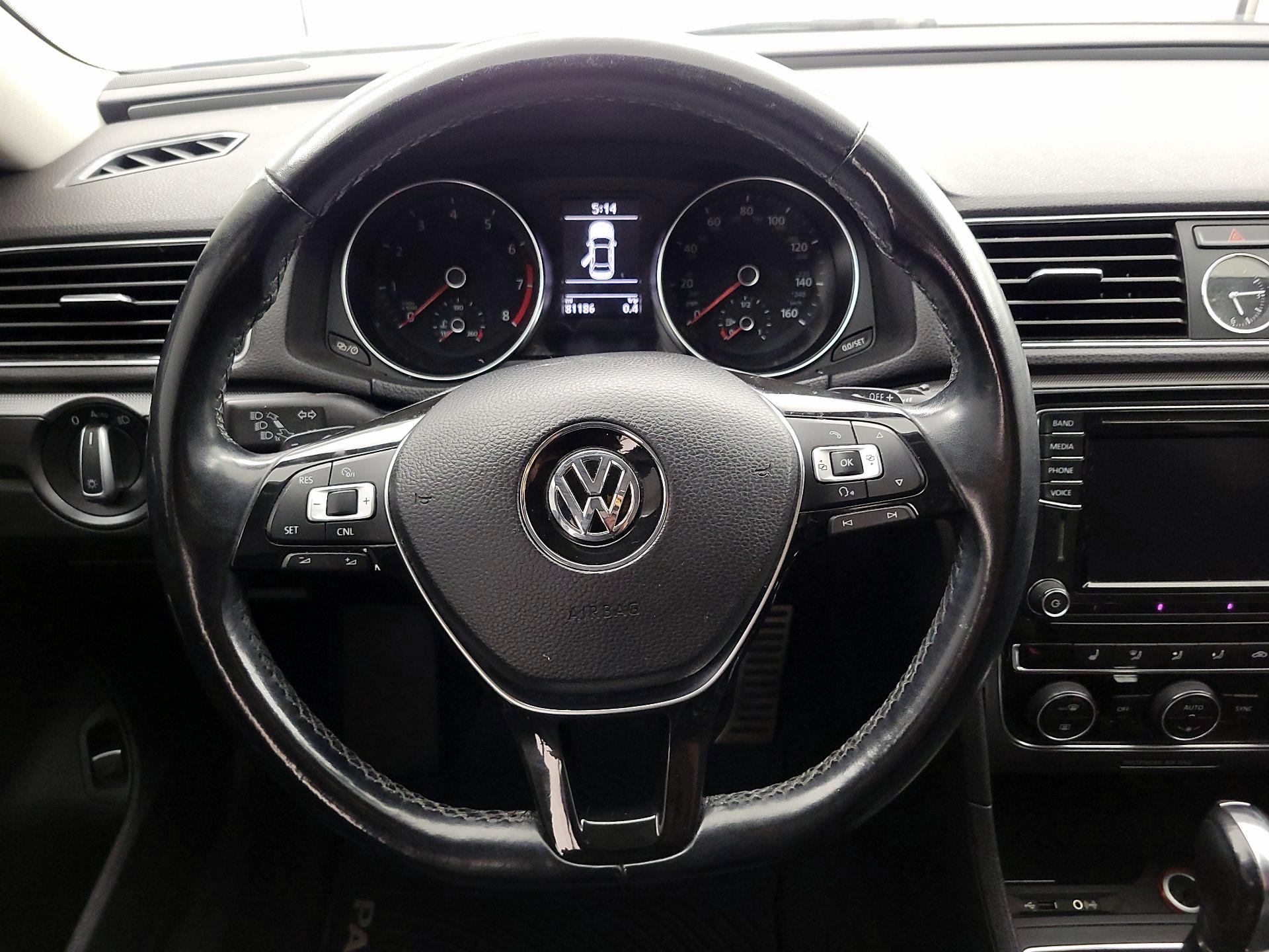 Thumbnail: 2017 Volkswagen Passat - 10